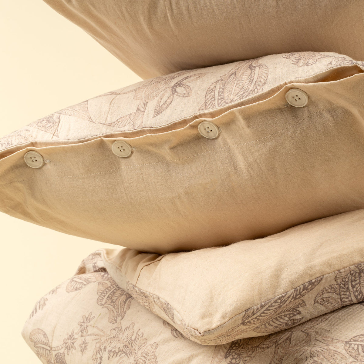 Taie d’oreiller beige avec boutons et finition boutonnée, motifs d’oiseaux