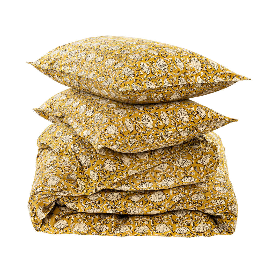 Ensemble de housses moutarde à imprimé floral blanc, pile de coussins et couette