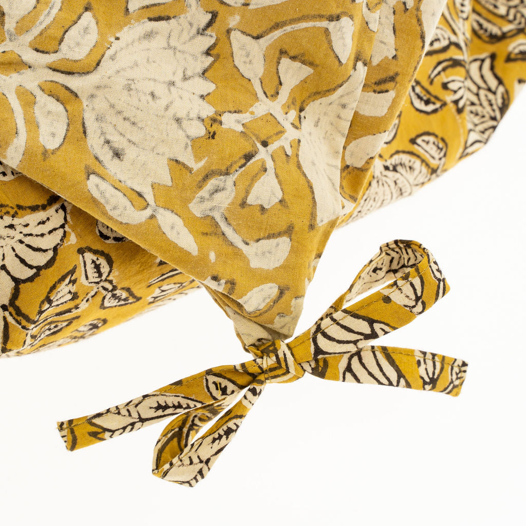 Housse de couette moutarde à nœud, imprimé fleuri blanc et détails à boutons