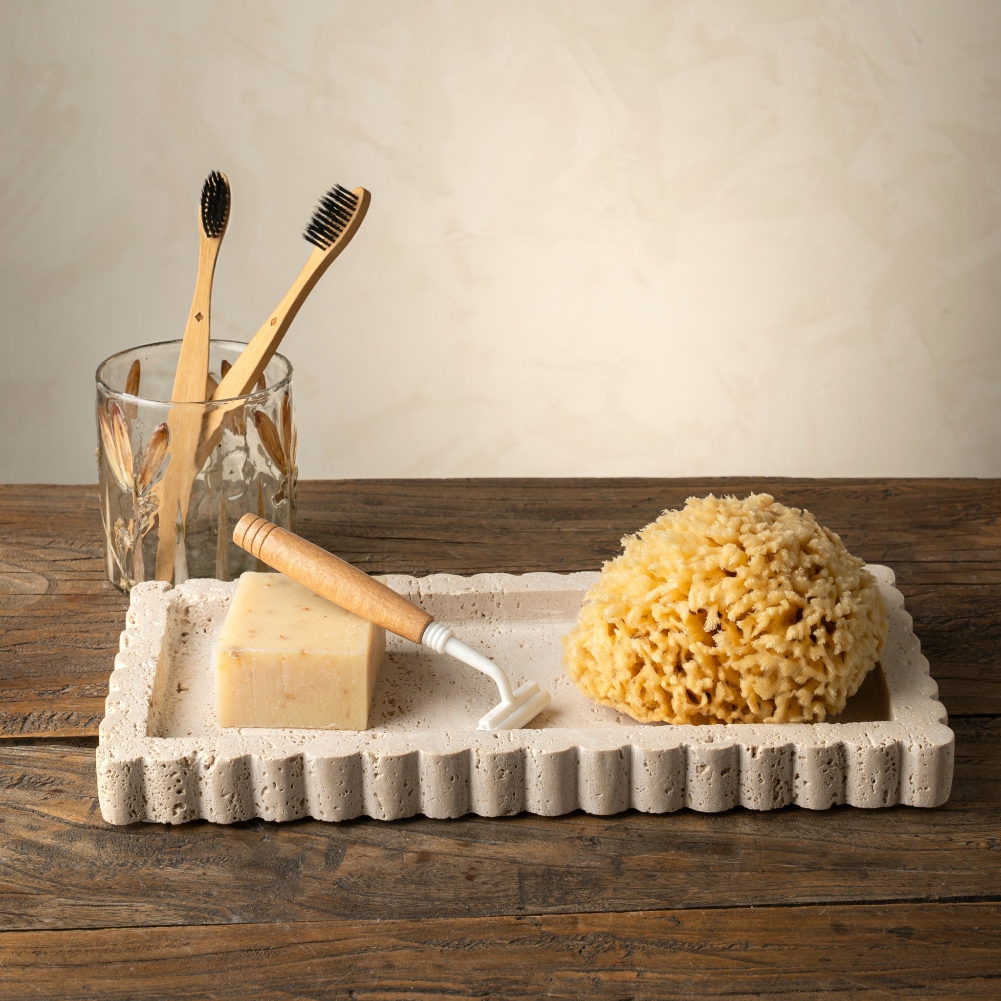 Plateau rectangulaire festonné en travertin | Sculpté à la main