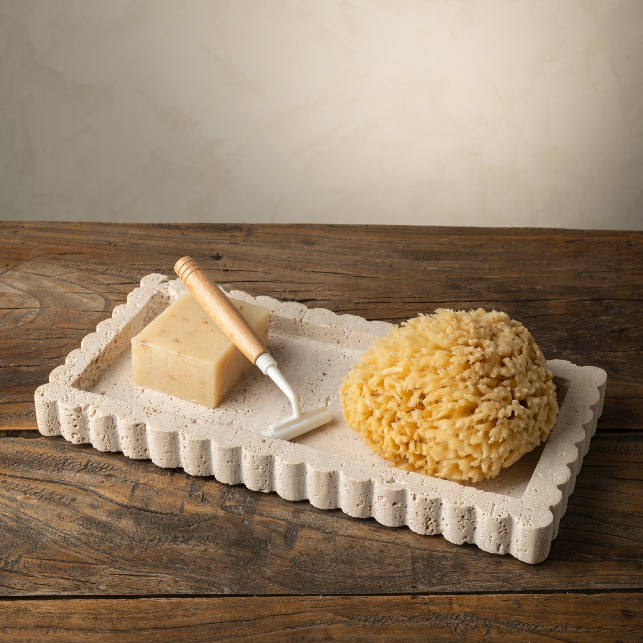 Plateau rectangulaire festonné en travertin | Sculpté à la main