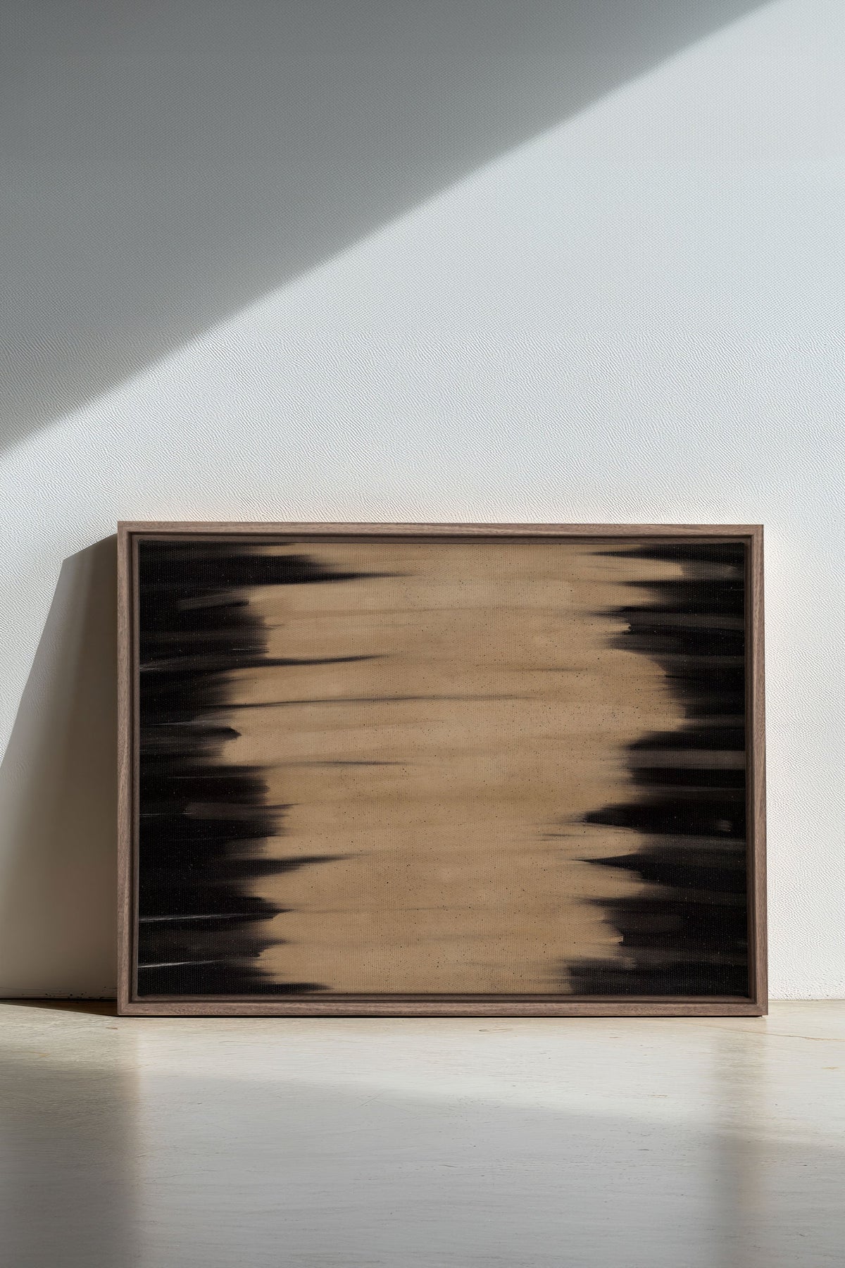 Œuvre sur toile étirée encadrée bois clair, aplats noirs sur fond beige.