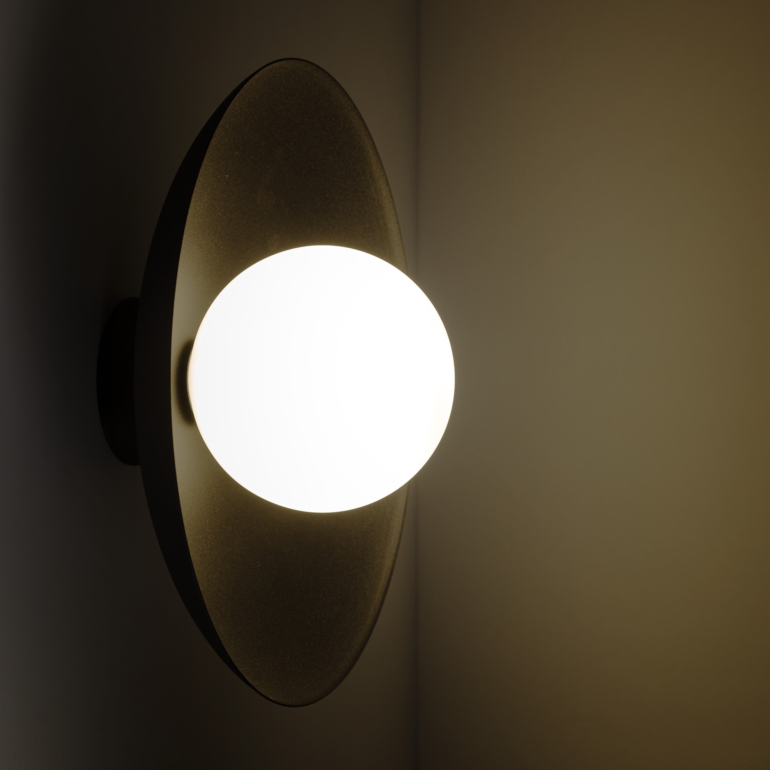 Applique Murale Scandinave SLATE | Métal Peint et Verre Opalin