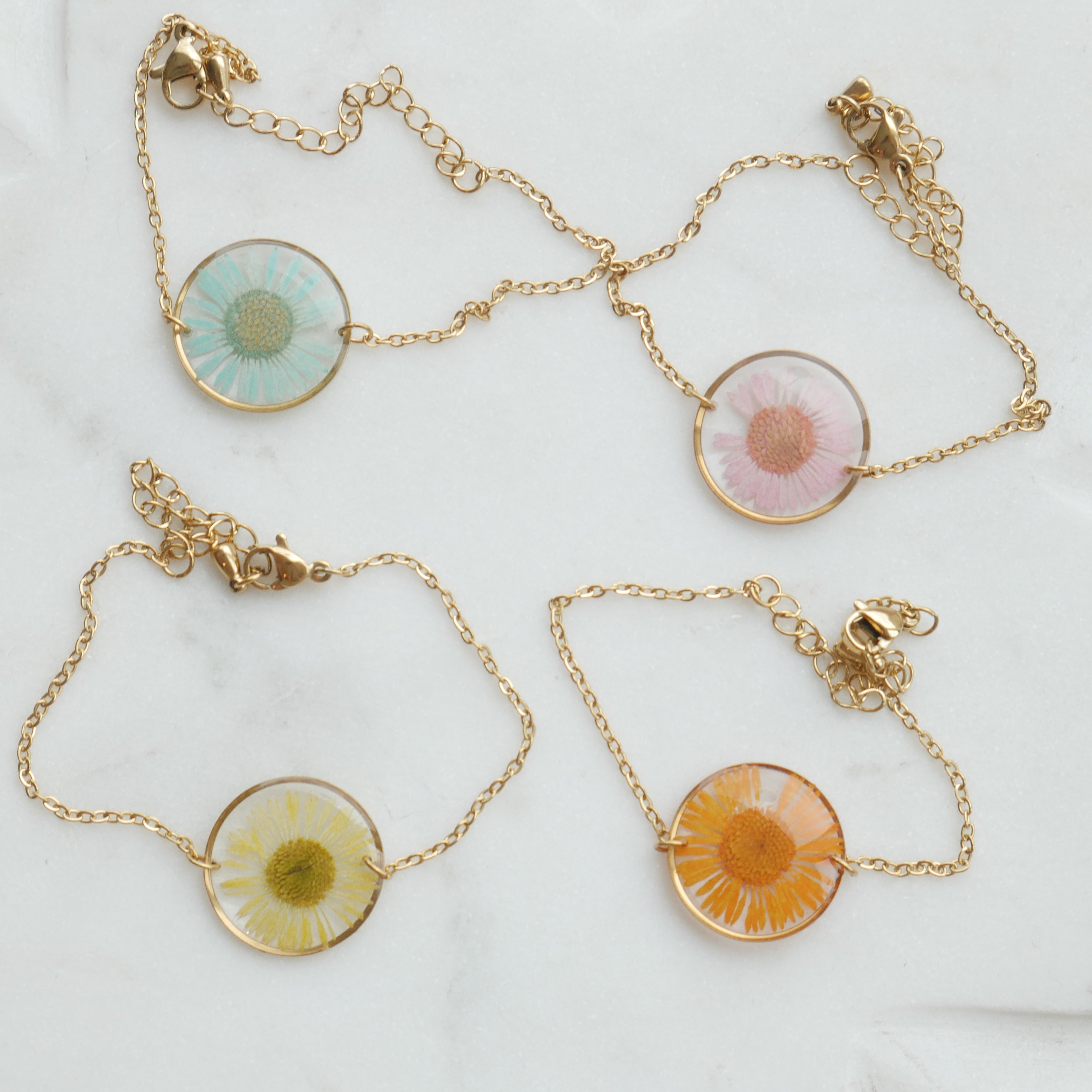 Bracelet Thalia avec médaillon marguerite séchée en résine