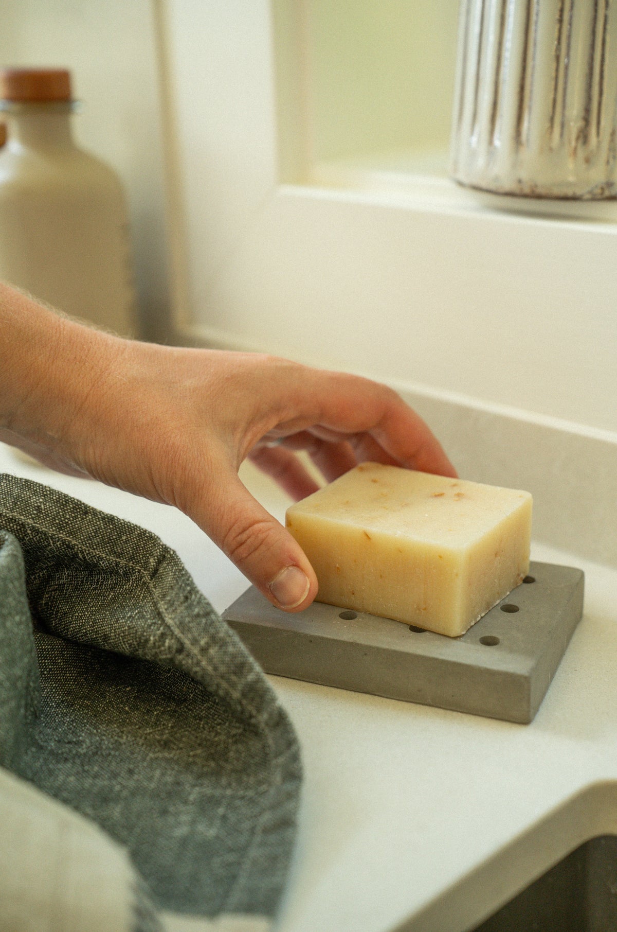 Porte-savon en béton avec trous de drainage