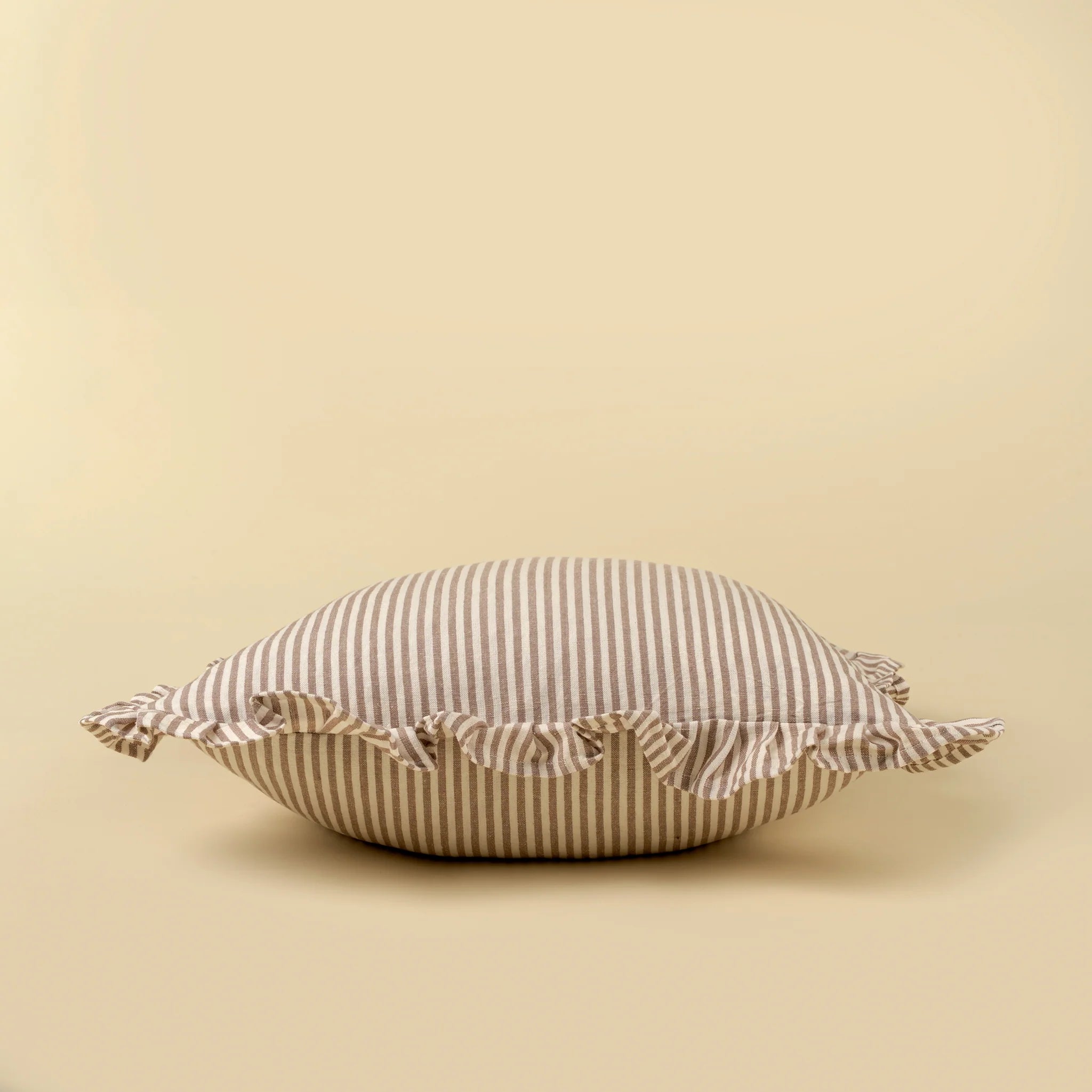 Coussin à rayures fines avec volants | Coton & lin | Fawn | Indaba
