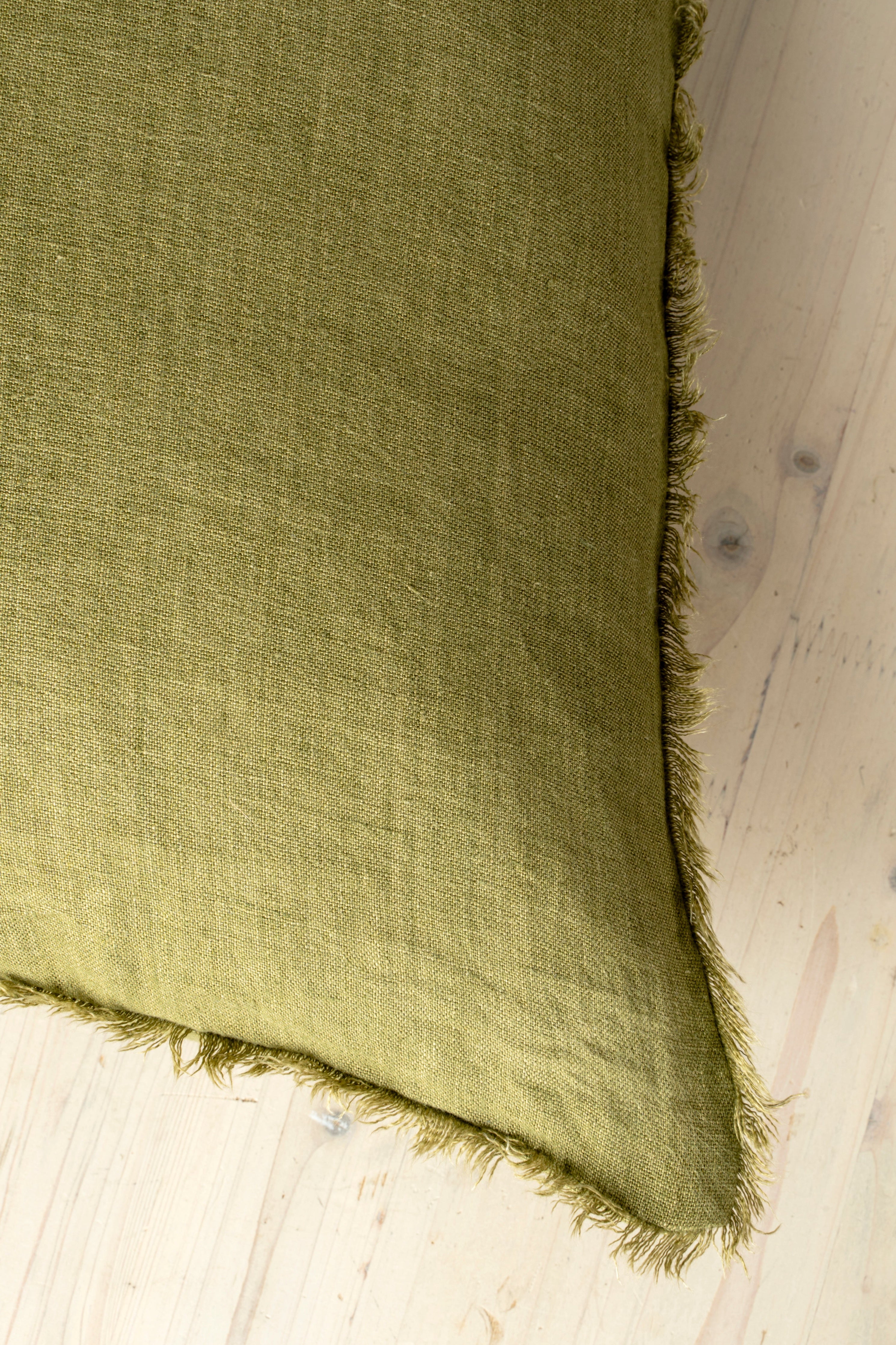 Coussin Lina | 61 × 61 cm | Dark Moss | Fait à la main en lin belge durable