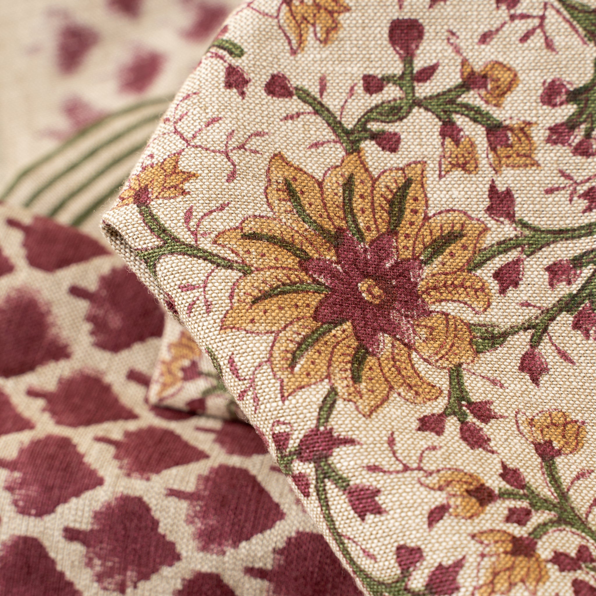 Nappe artisanale motifs floraux élégants
