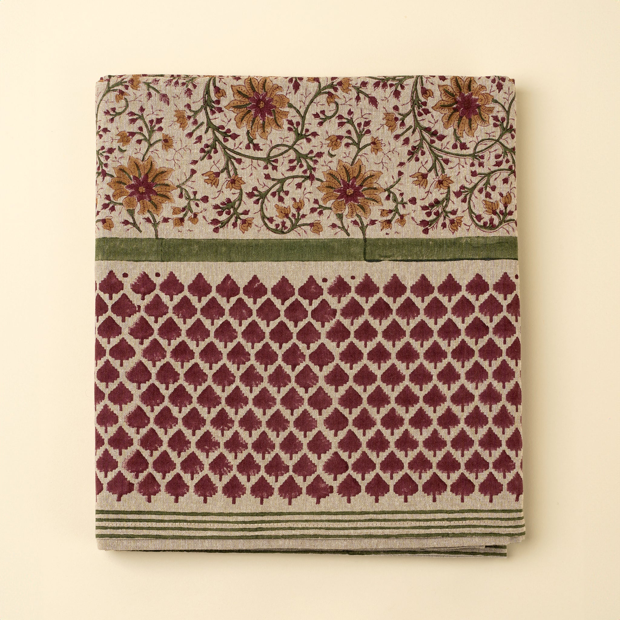 Nappe artisanale motifs floraux élégants