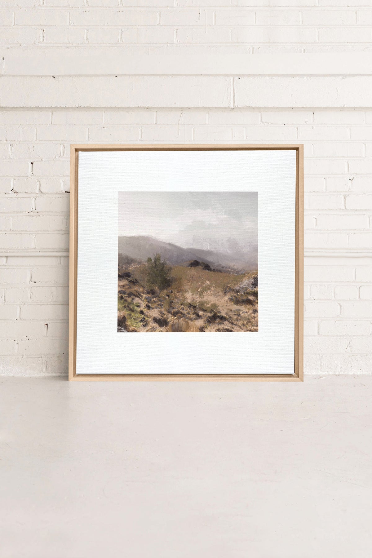Tableau toile étirée dans cadre en bois clair, paysage de bruyères et montagnes.