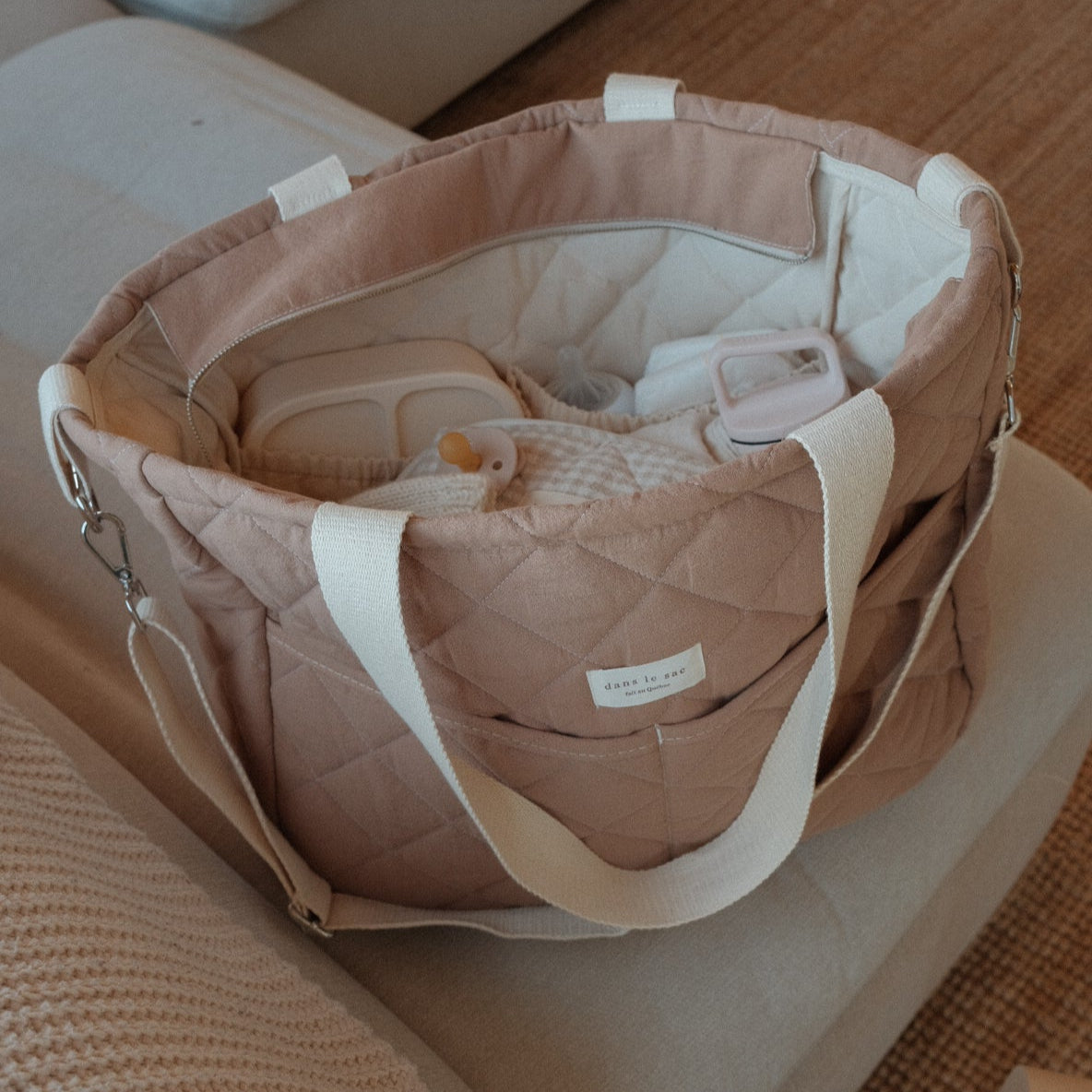 Sac à couches spacieux et élégant en coton avec poches multiples, bandoulière ajustable, fabriqué au Québec | Dans le sac