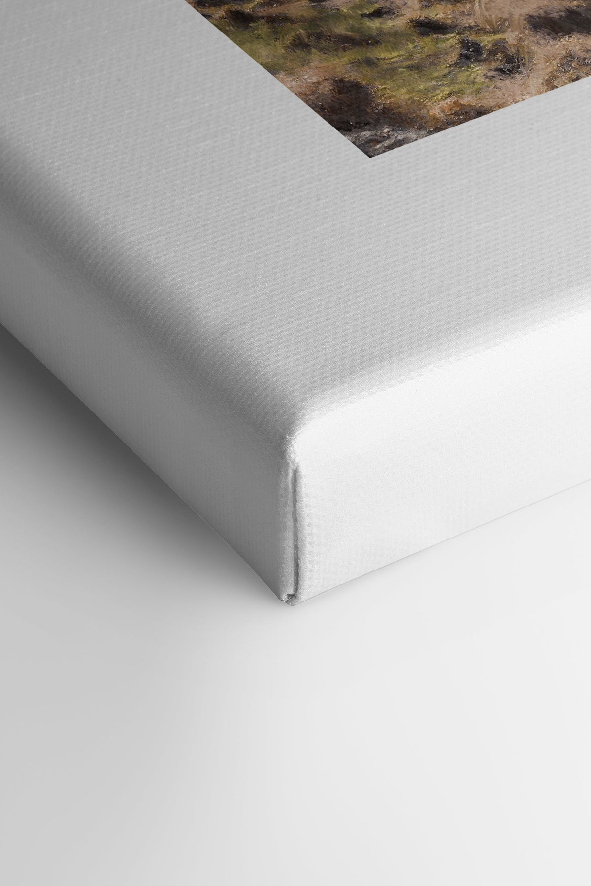Coin d’une toile étirée blanche sur cadre, bord de toile tendue visible.