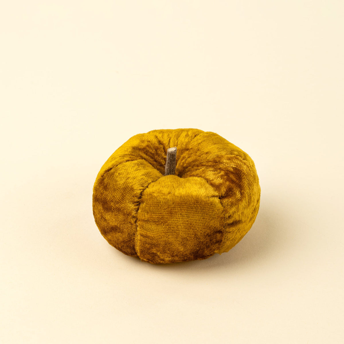 Petite citrouille décorative en velours doré écrasé avec tige en bois naturelle
