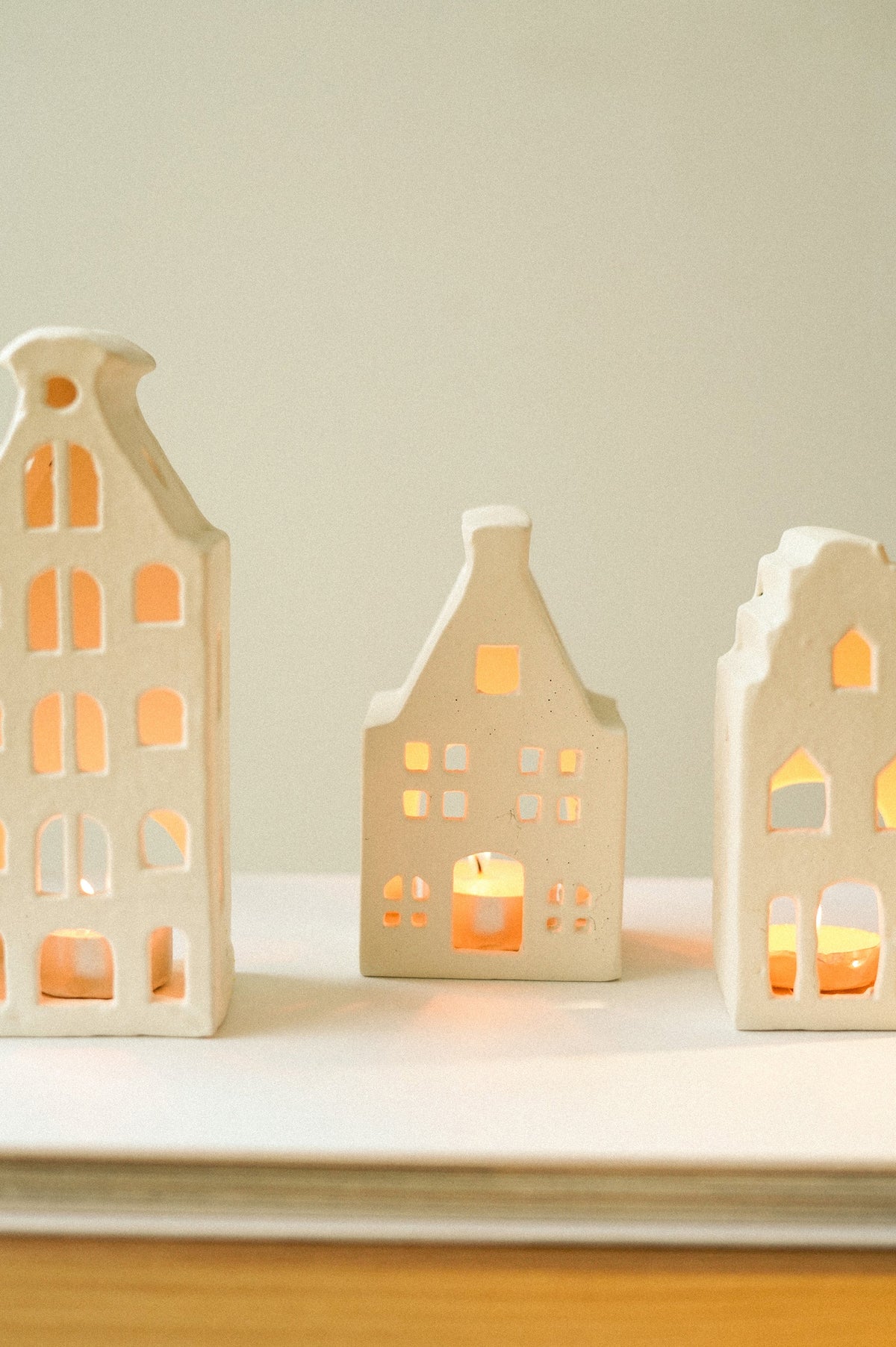 Maisons décoratives en céramique, fenêtres lumineuses, ensemble de trois