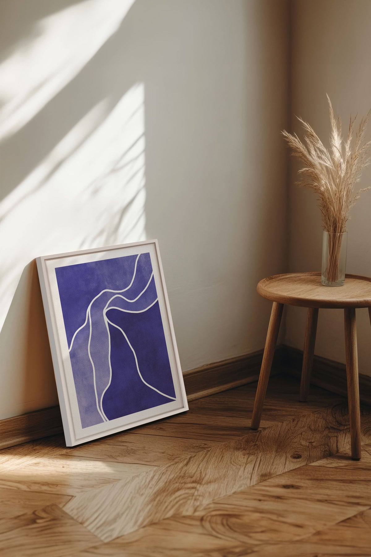 Tableau toile tendue indigo à lignes blanches, cadre clair