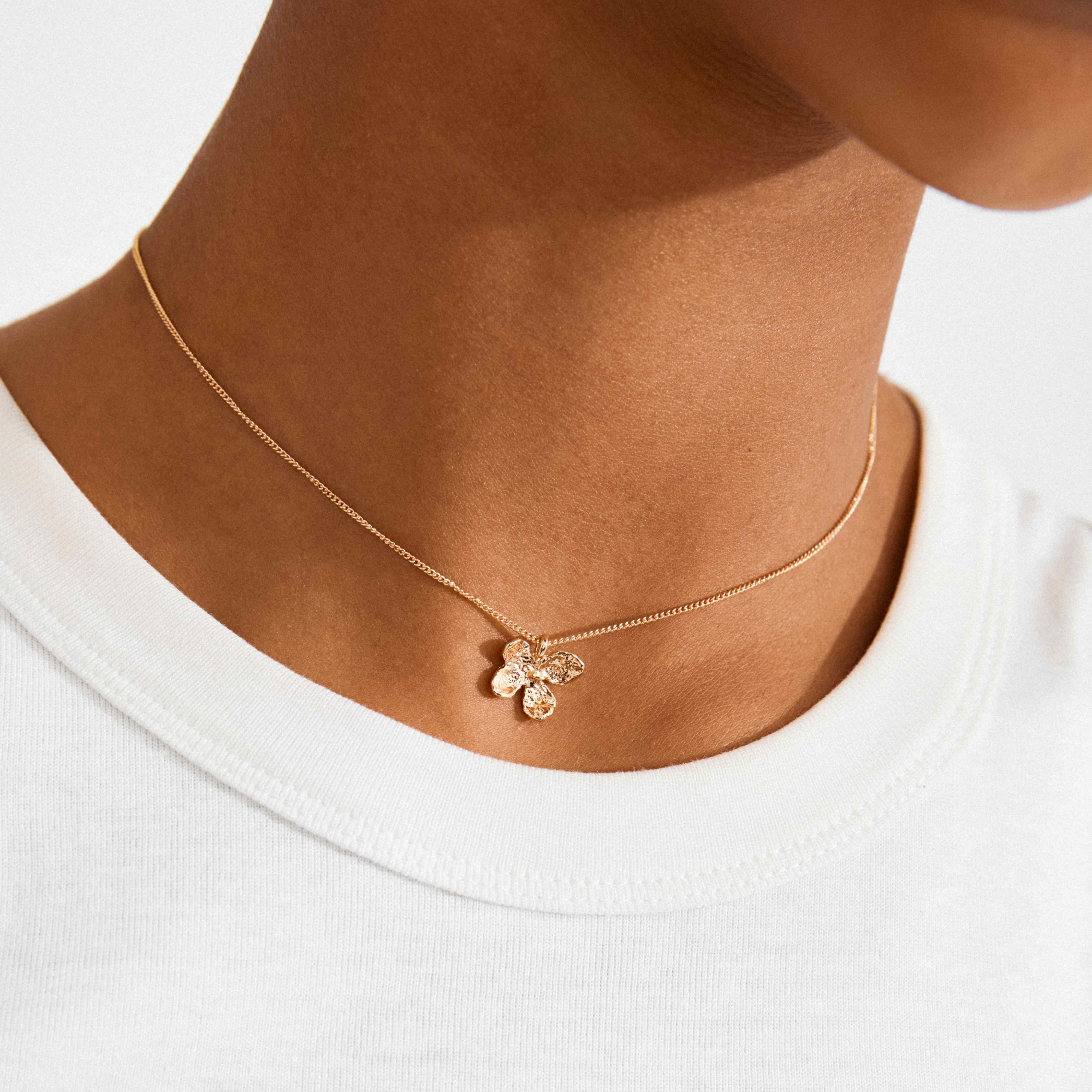 Collier AJANI avec pendentif fleur | Fait à la main | Plaqué or ou argent