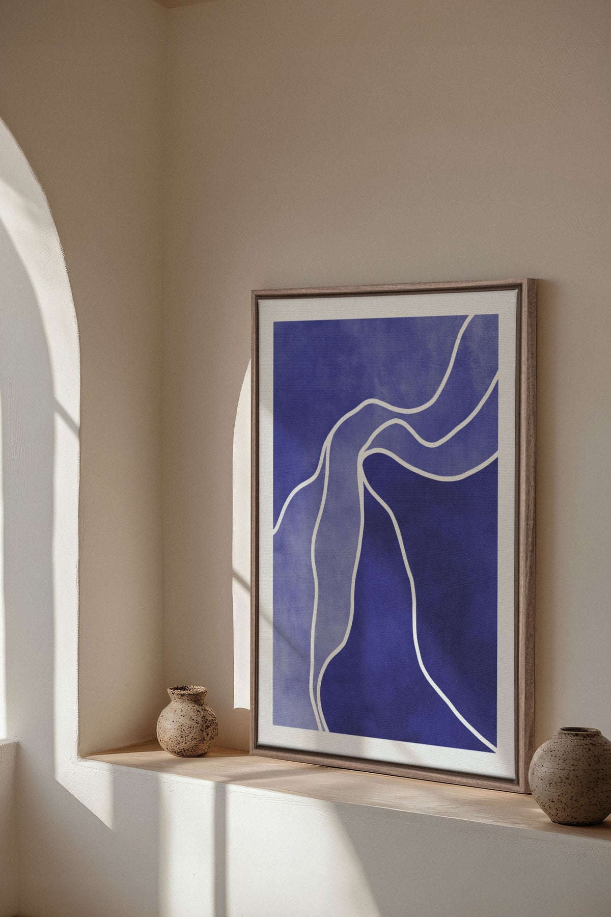 Tableau toile tendue indigo, lignes blanches sinueuses, cadre bois et fond clair