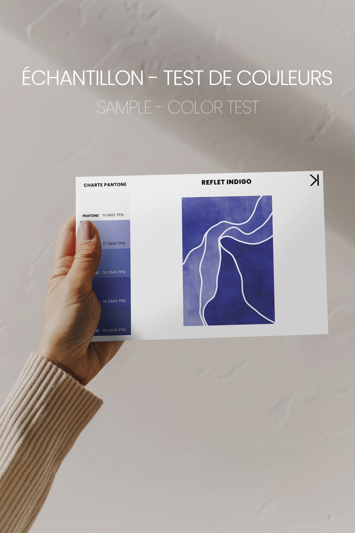 Échantillon test de couleurs avec petit tableau toile tendue indigo et carte