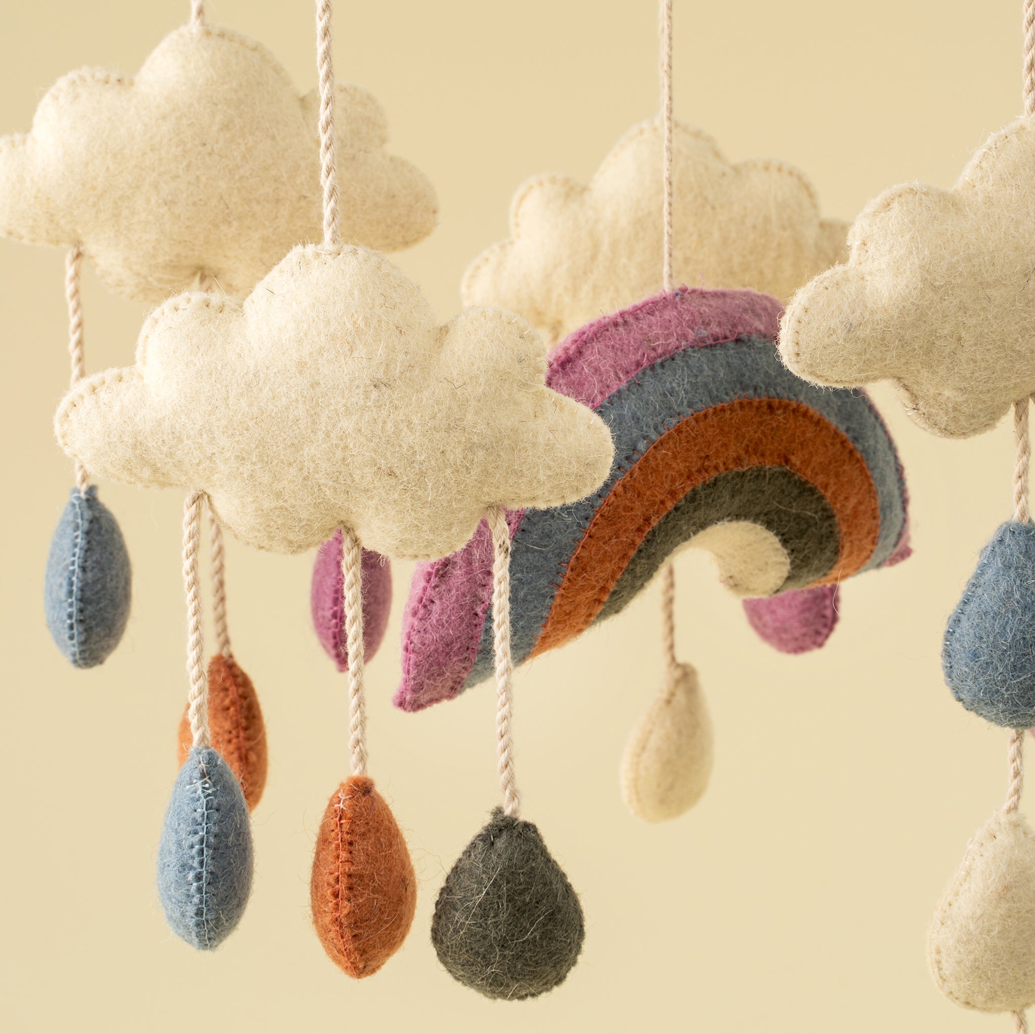Mobile en feutre arc-en-ciel | Décor de chambre bébé fait main | Tons doux | Indaba