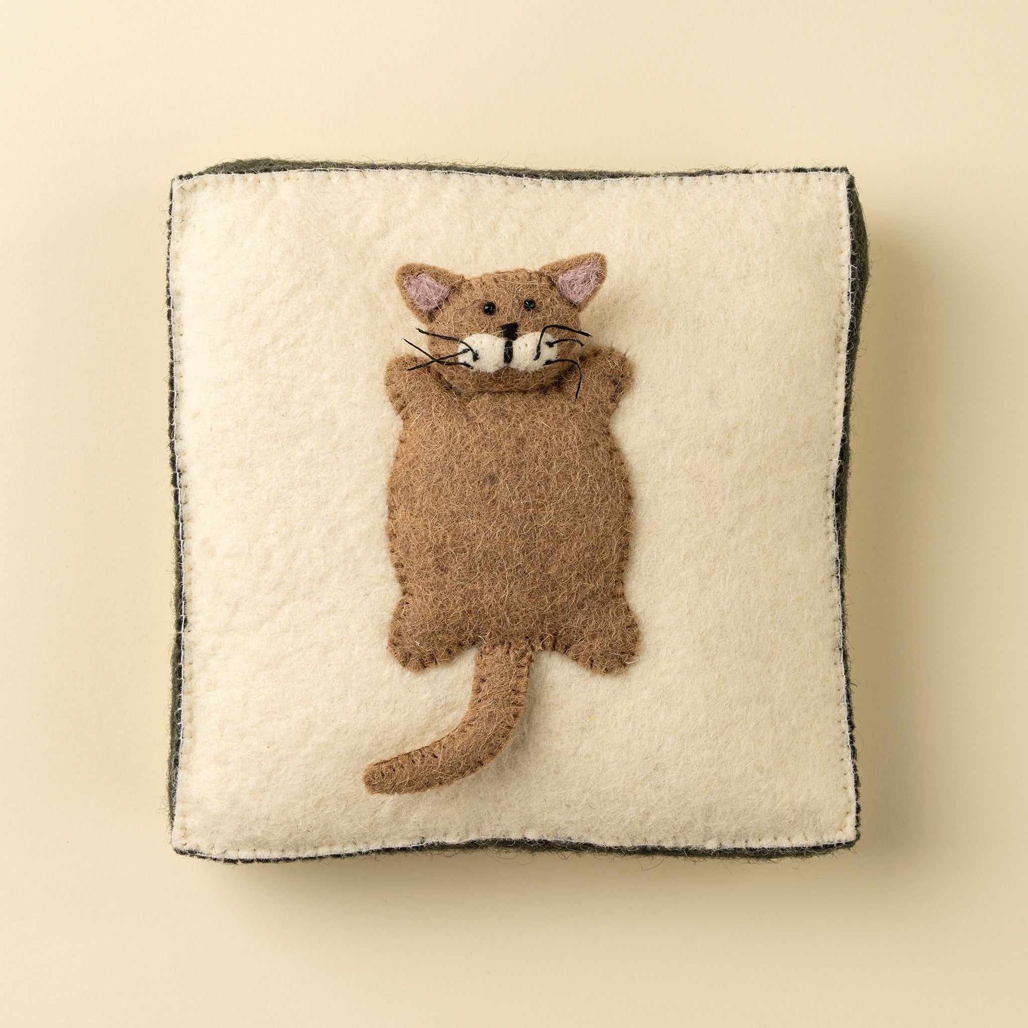 Plaque murale chat en feutre pour chambre d’enfant