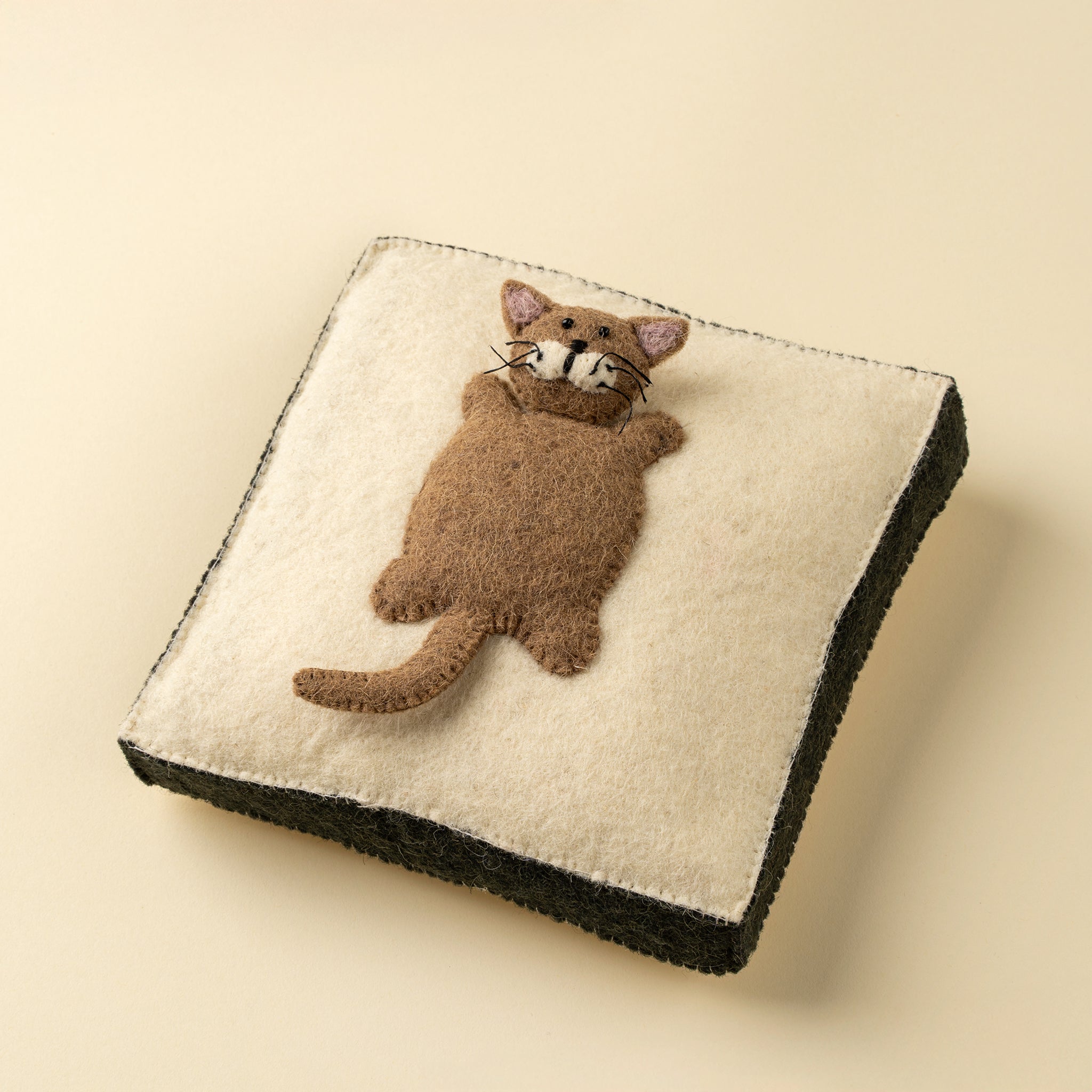 Plaque murale en feutre chat | Décoration chambre enfant faite main | Indaba