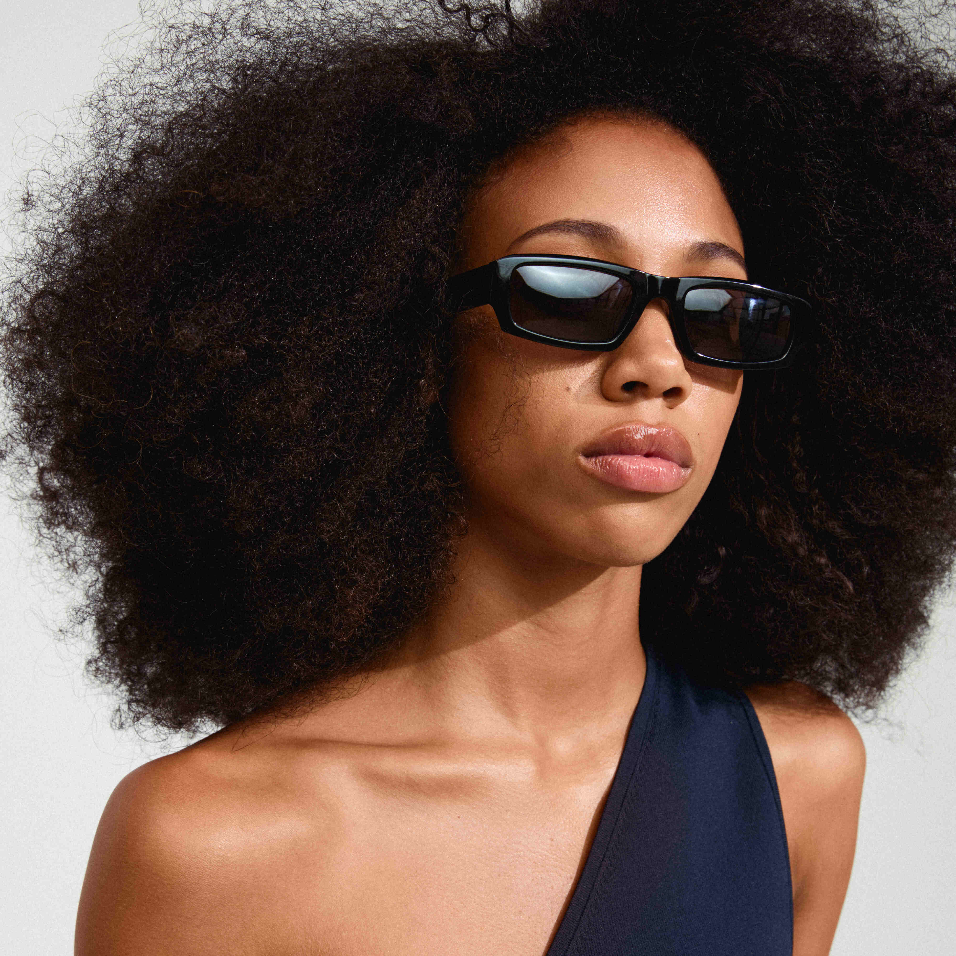 Lunettes de soleil ALAYNA noires | Design urbain rétro | Matériaux recyclés