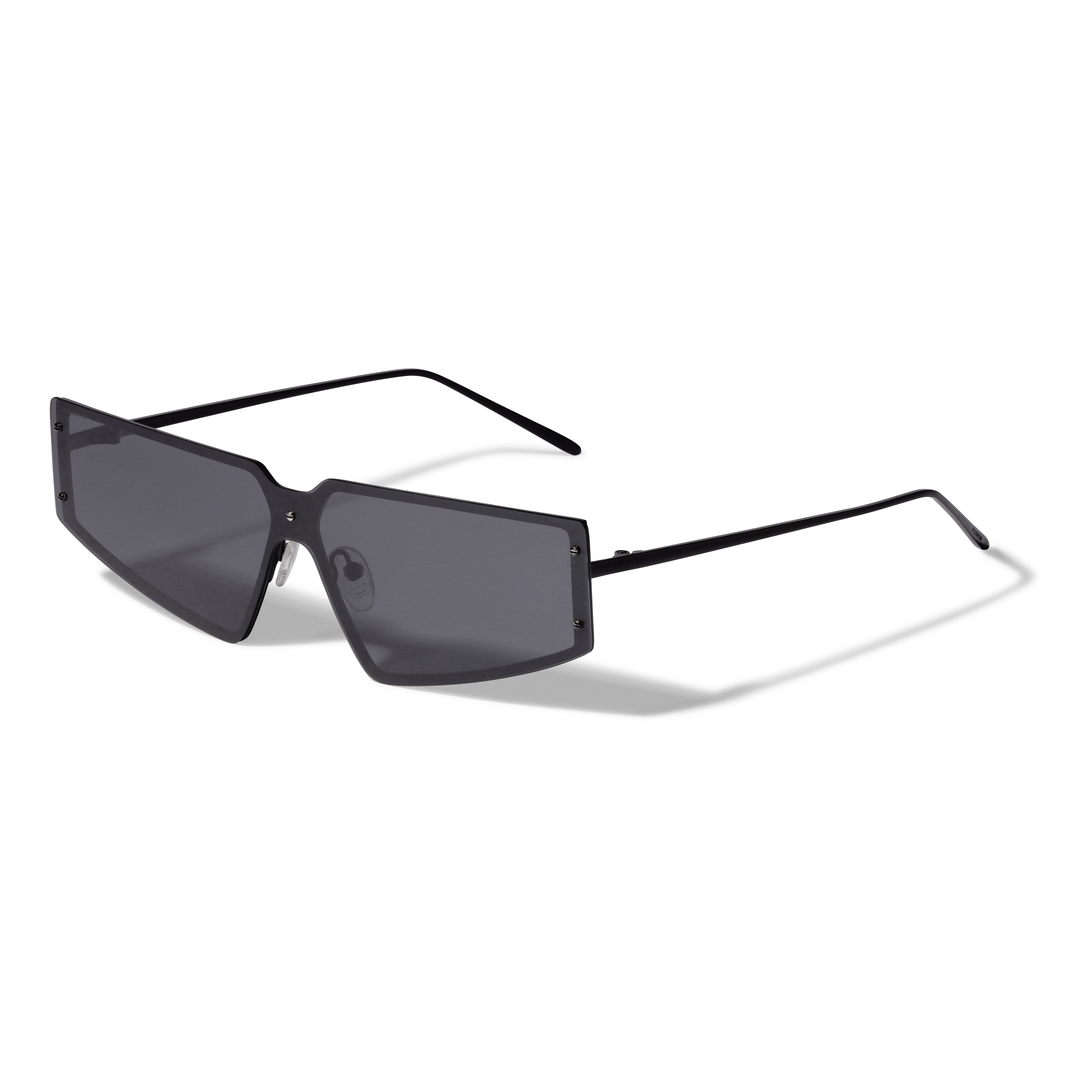 Lunettes de soleil ALEXIA noires Pilgrim avec monture métallique fine, verres foncés et design angulaire.