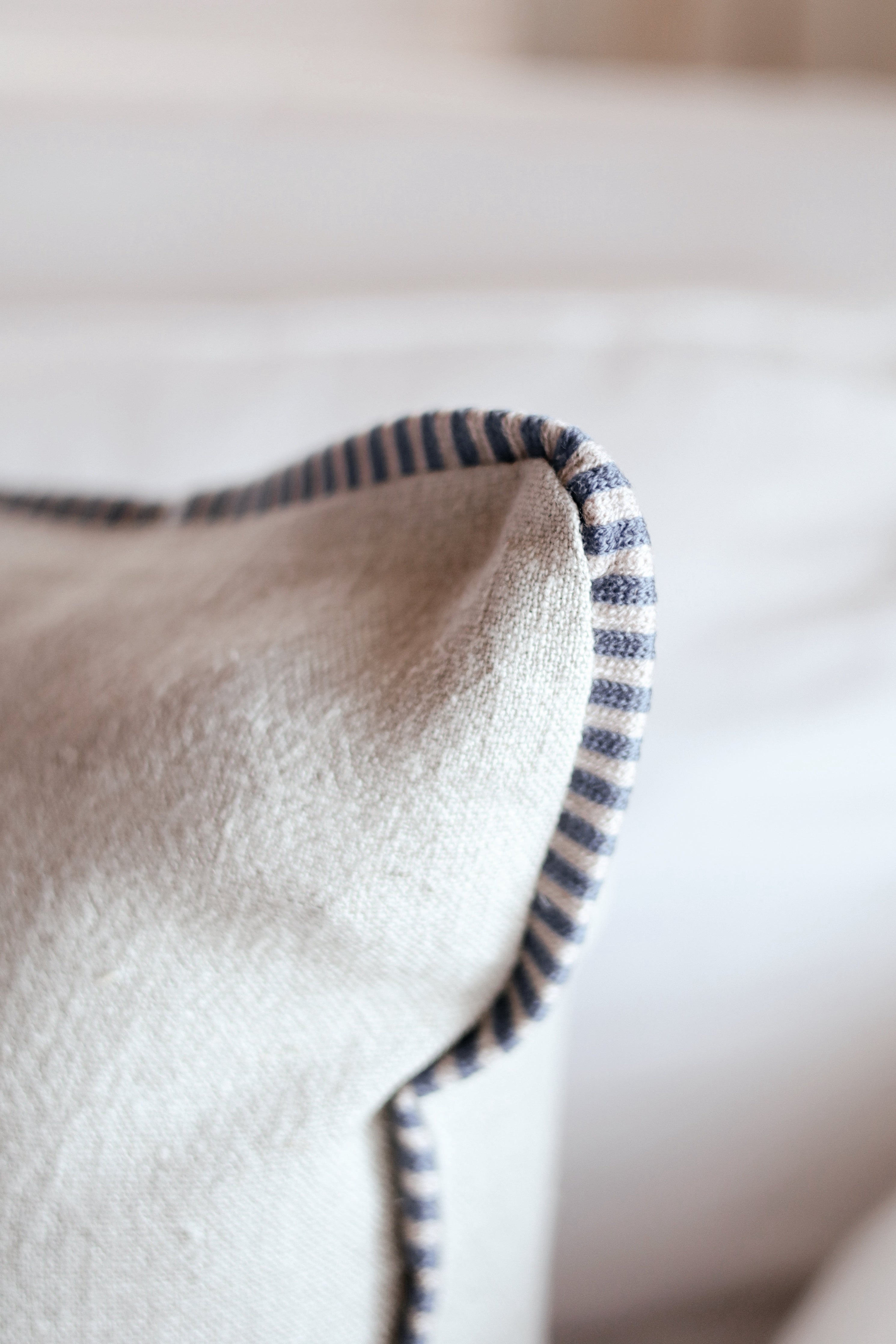 Coussin en lin Honfleur avec passepoil brodé | Indigo