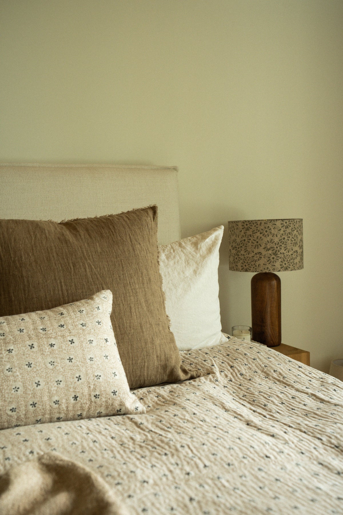 Couverture de lit en patchwork matelassé beige clair, motifs de trèfles et couture visible