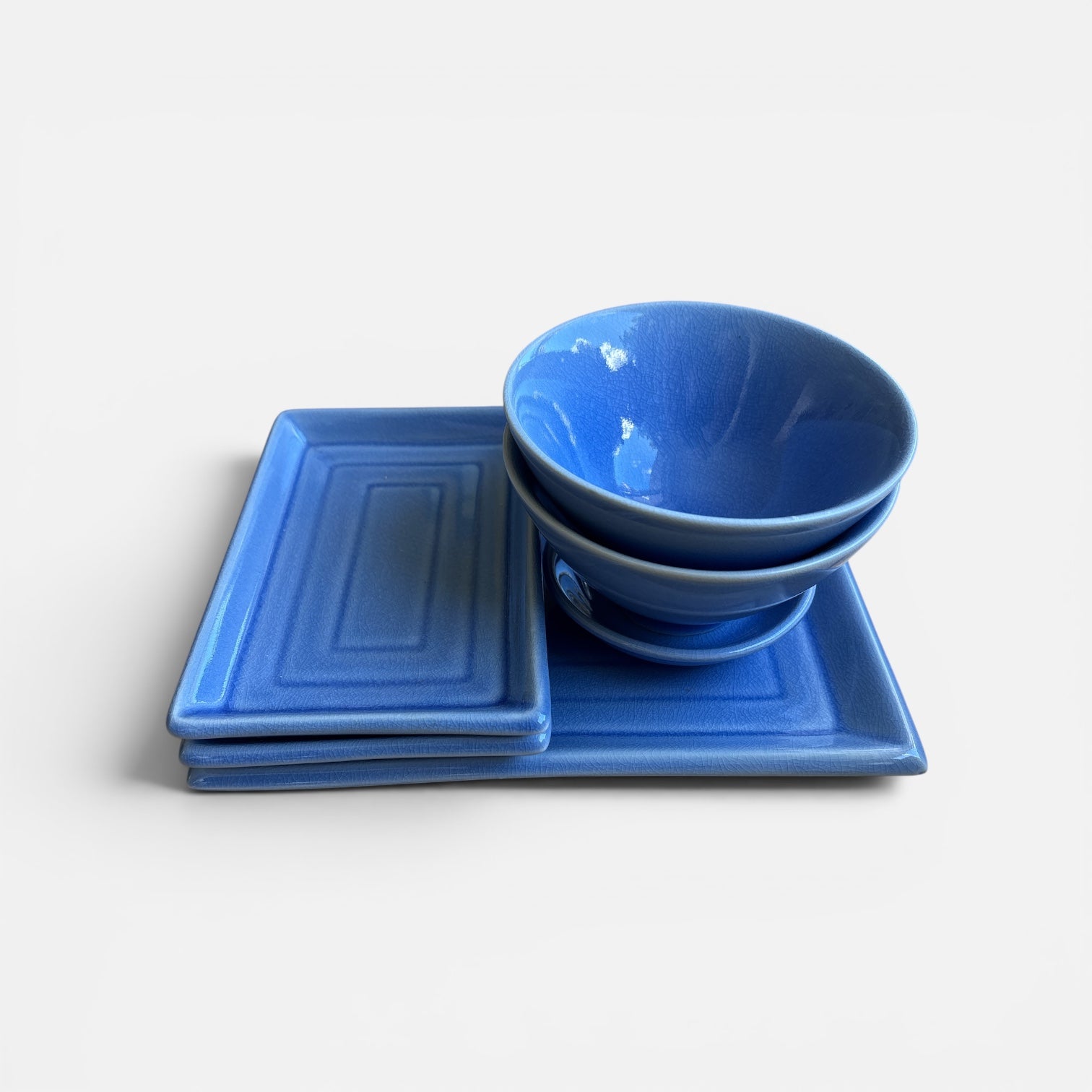 Ensemble de service bleu strié avec plats et bols assortis