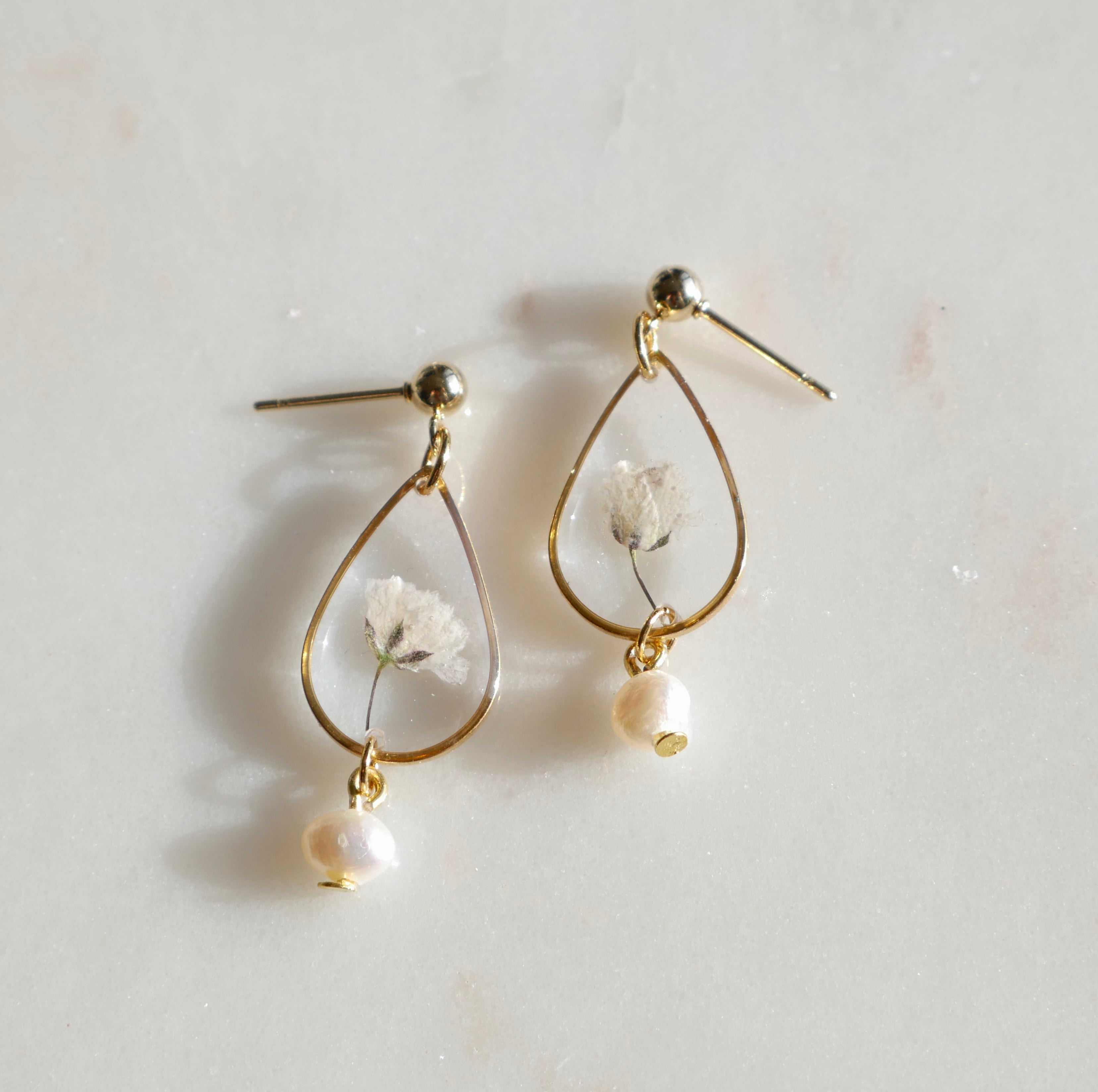 Boucles d’oreilles Perla goutte avec gypsophile et perle d’eau douce