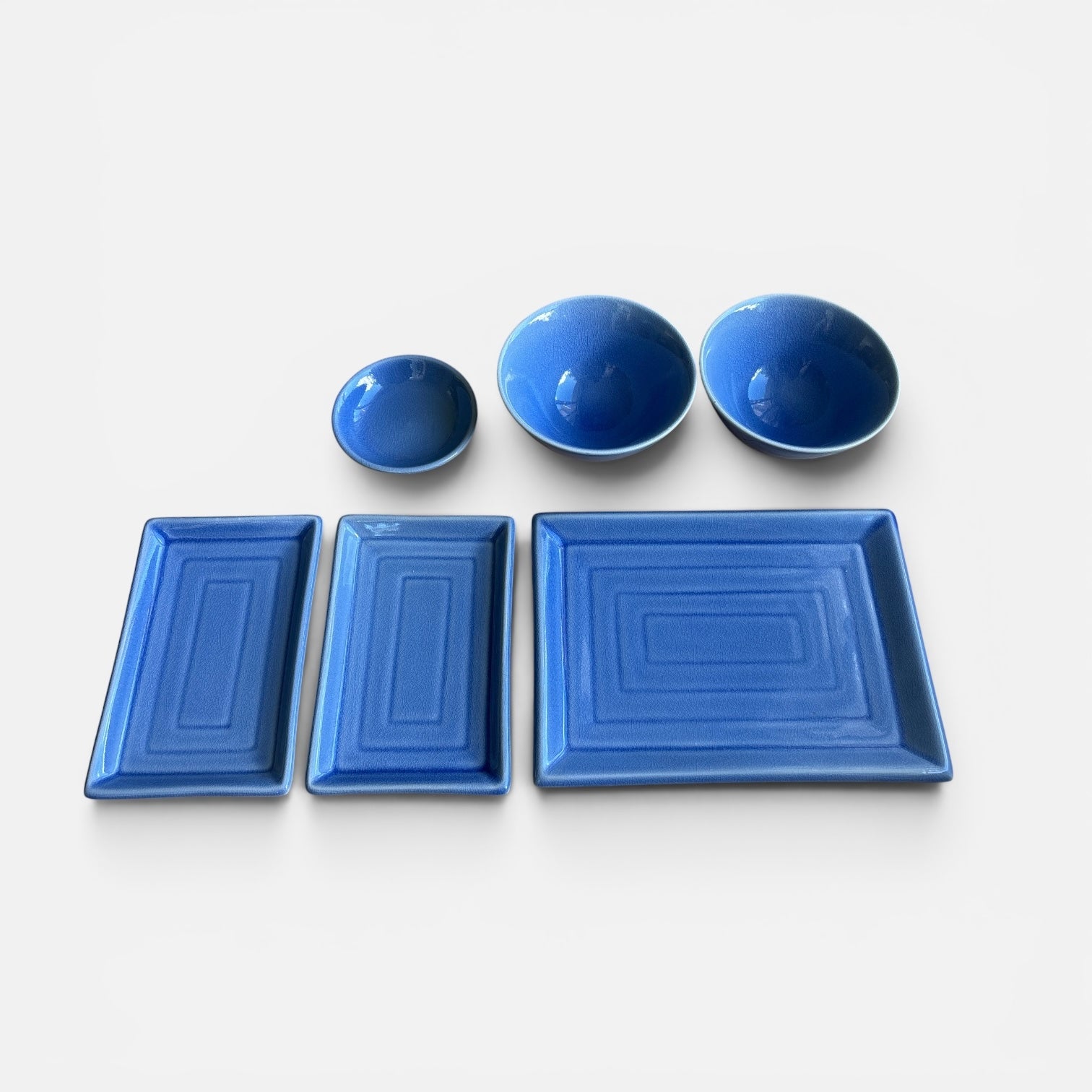 Ensemble de service bleu strié avec plats et bols assortis