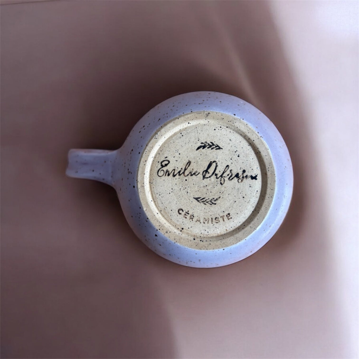 Grande tasse lavande faite à la main – Émilie Dufresne, Céramiste | Motifs floraux en semi-grès moucheté
