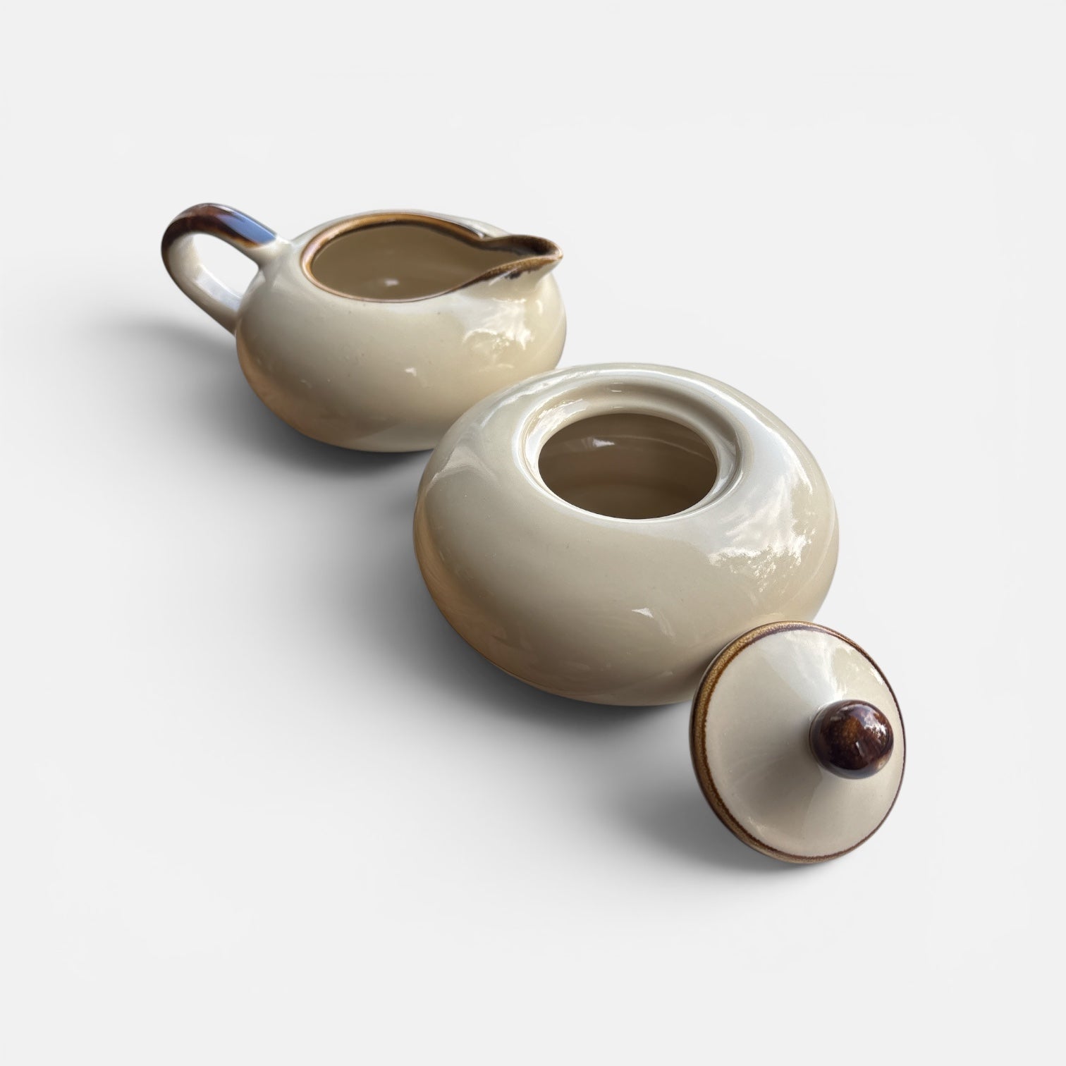 Pot à lait et sucrier Avignon années 70 en porcelaine