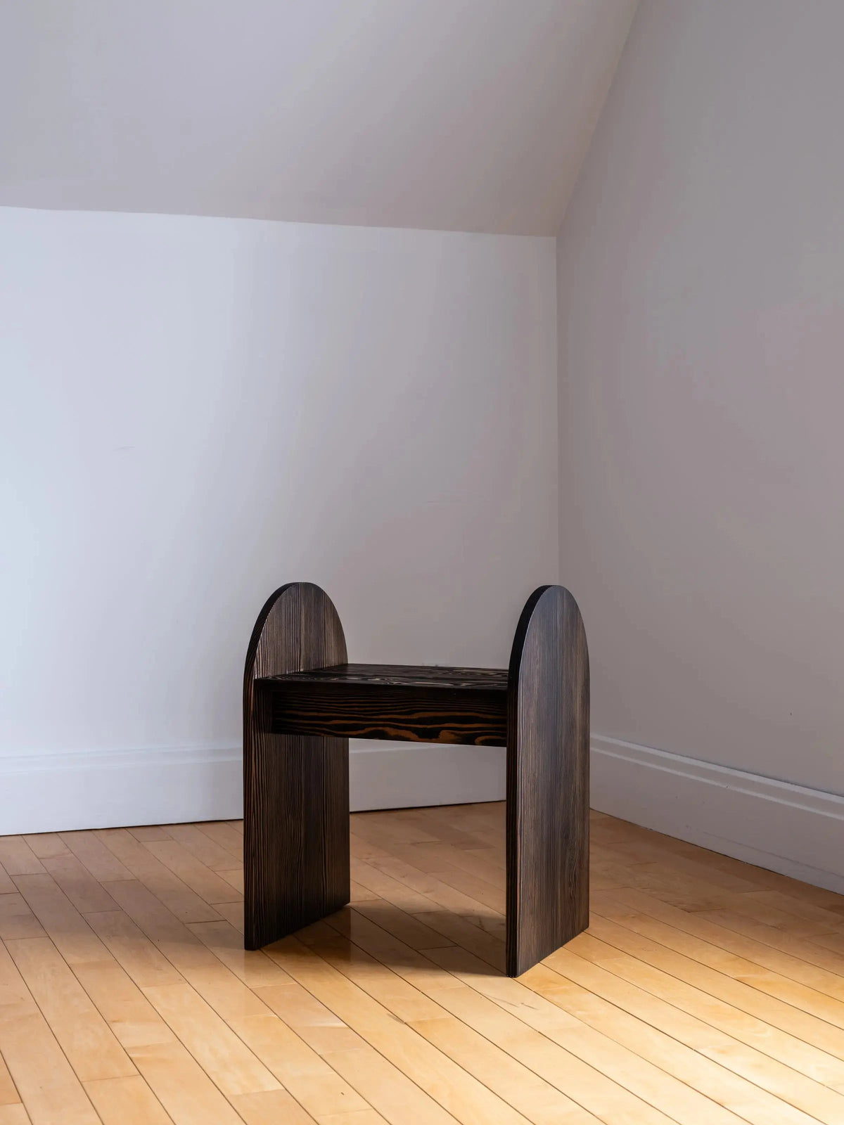 Tabouret et table d’appoint BUIS | Bois massif | Fait à la main au Québec