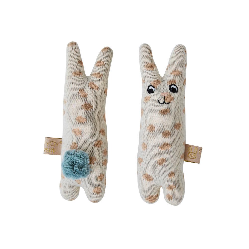 Hochet pour bébé en forme de lapin en coton tricoté couleur nude par OYOY Living Design