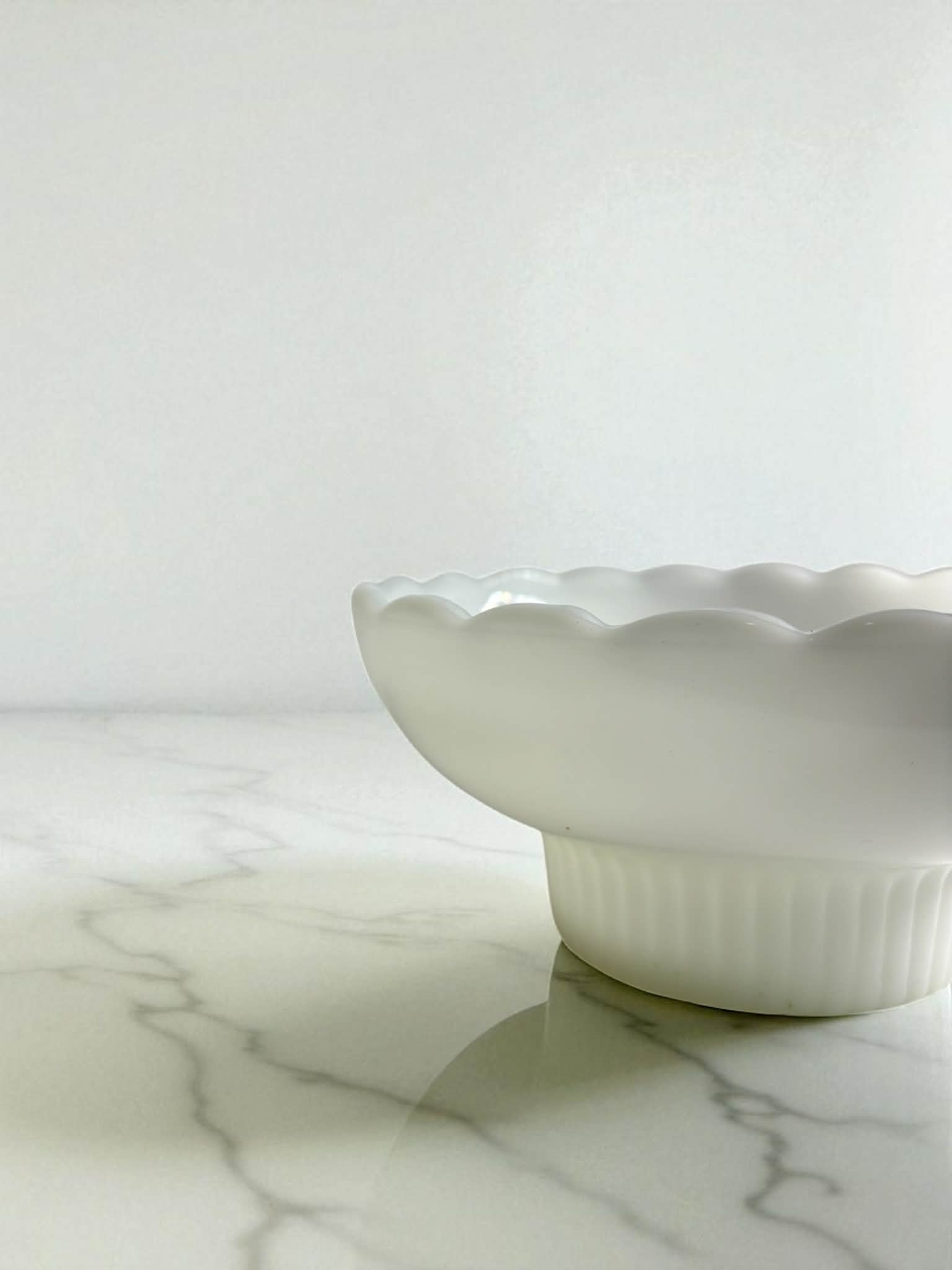 Bol en Verre Blanc à Bord Festonné