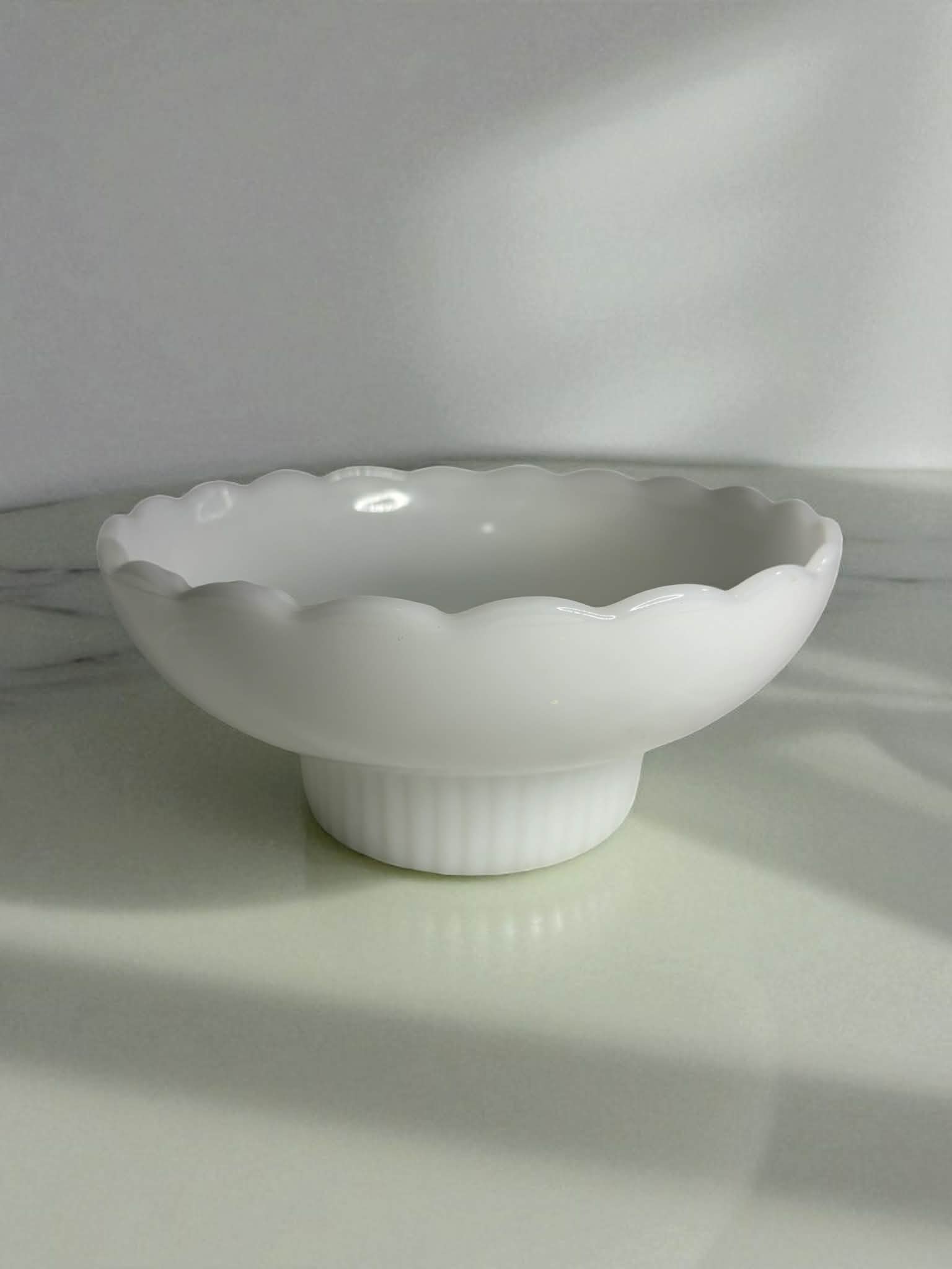 Bol en Verre Blanc à Bord Festonné