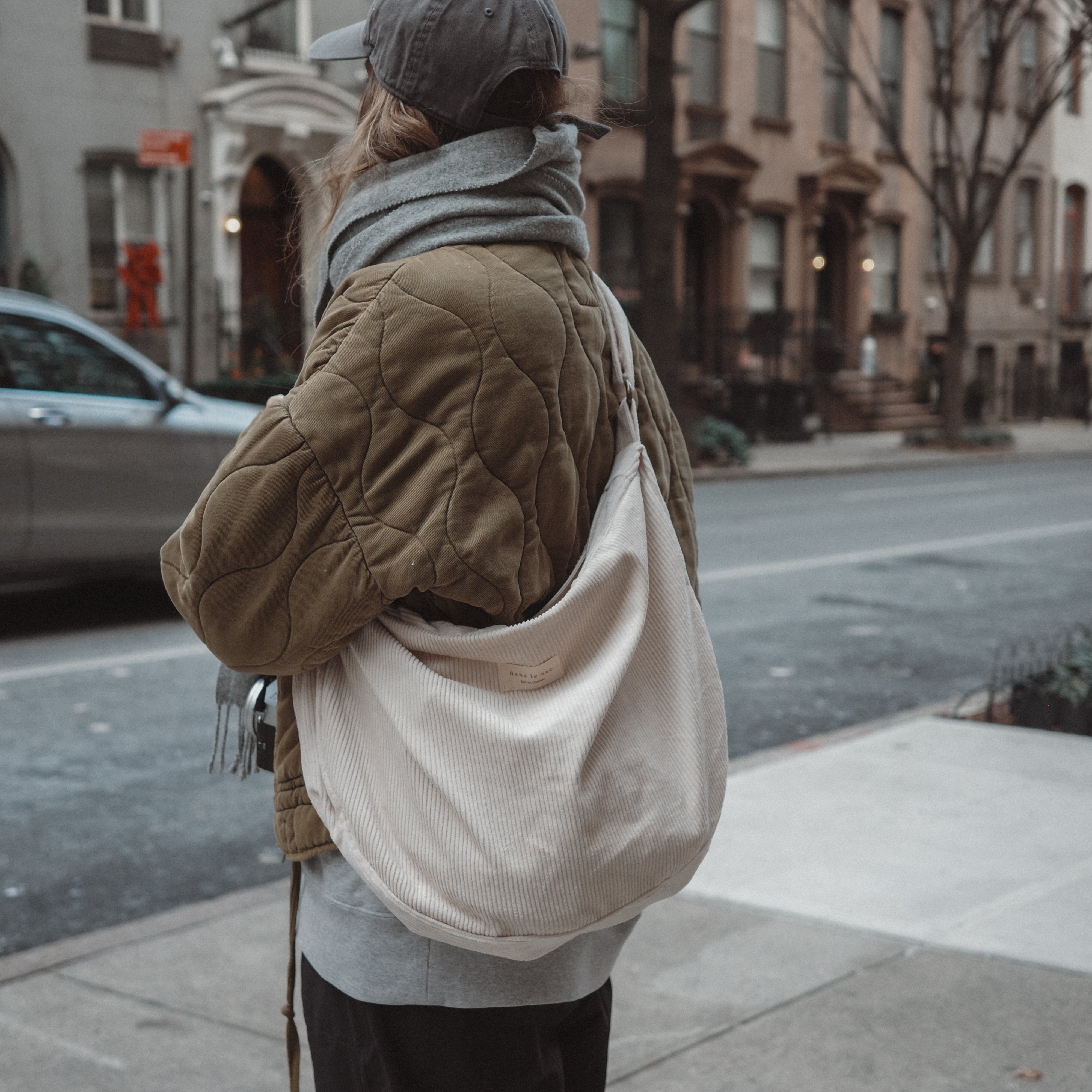 Sac Croissant en Corduroy - Bandoulière Ajustable & Fermeture Éclair