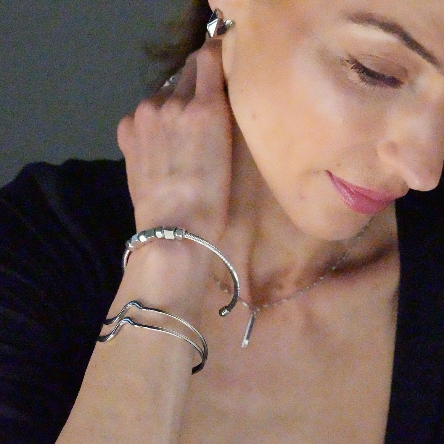 Bracelet Chitra en métal argenté | Design industriel chic | Bijou contemporain
