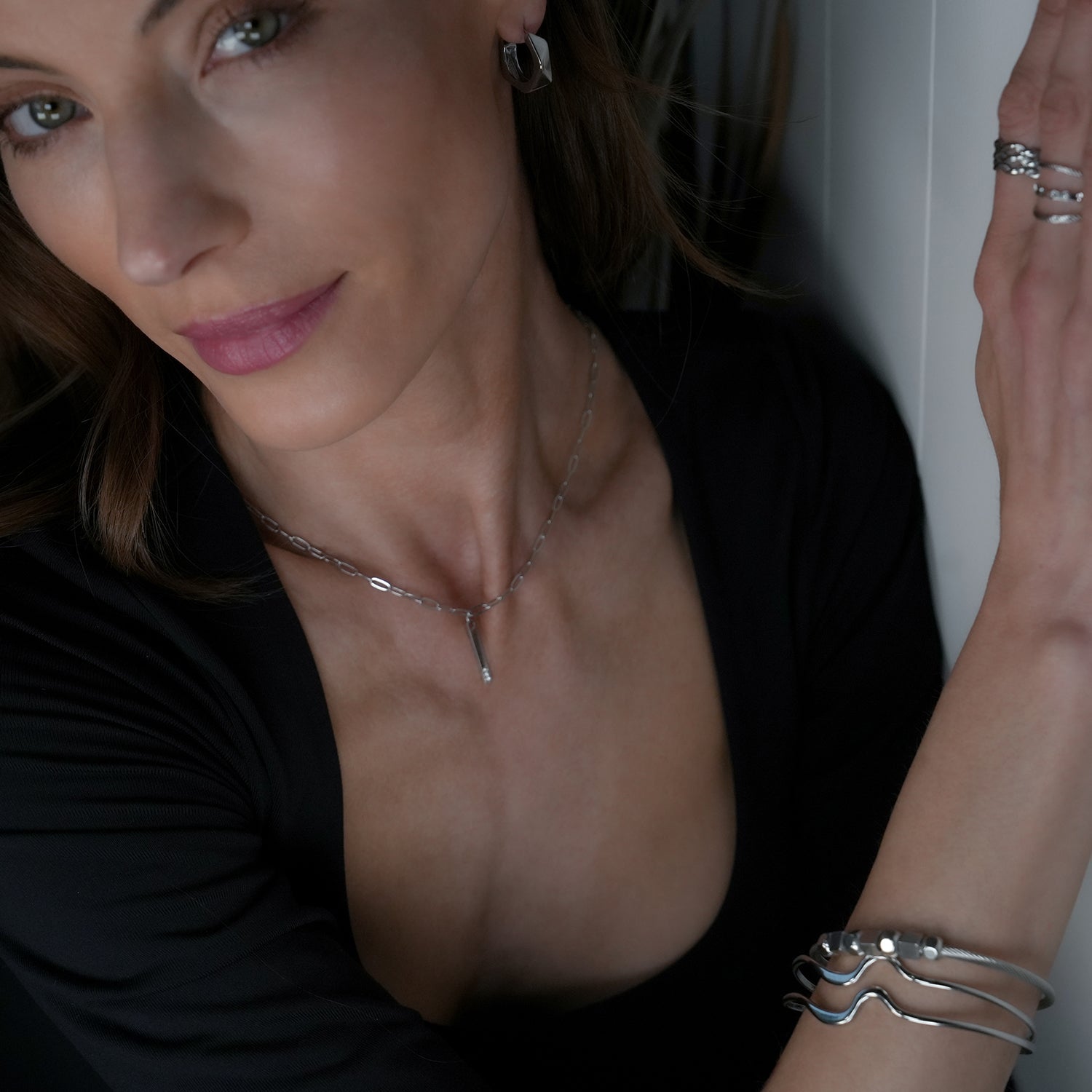 Bracelet Chitra en métal argenté | Design industriel chic | Bijou contemporain