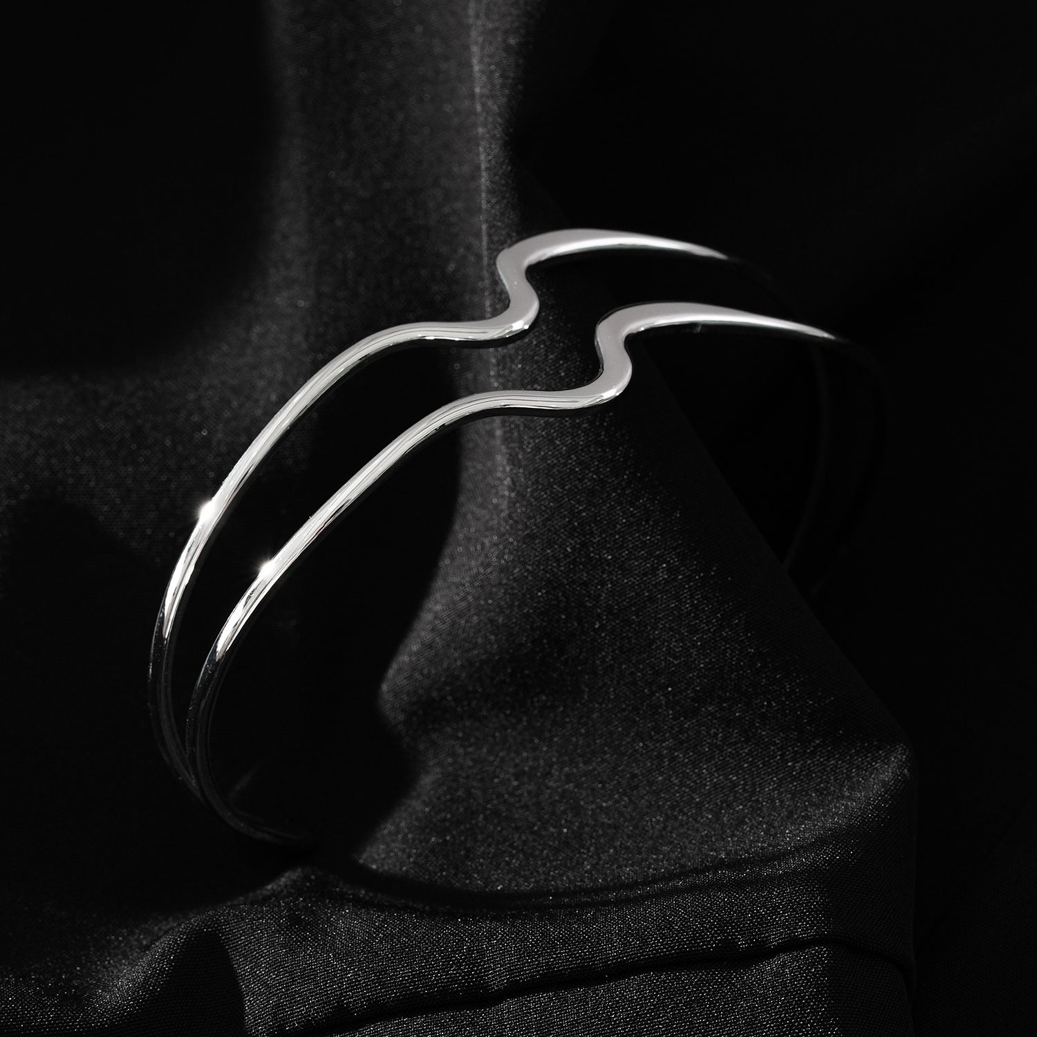 Bracelet Chitra en métal argenté | Design industriel chic | Bijou contemporain