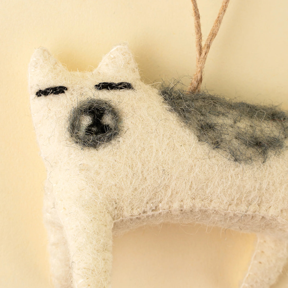 Chat en feutre fait à la main | Crème | Décoration de Noël
