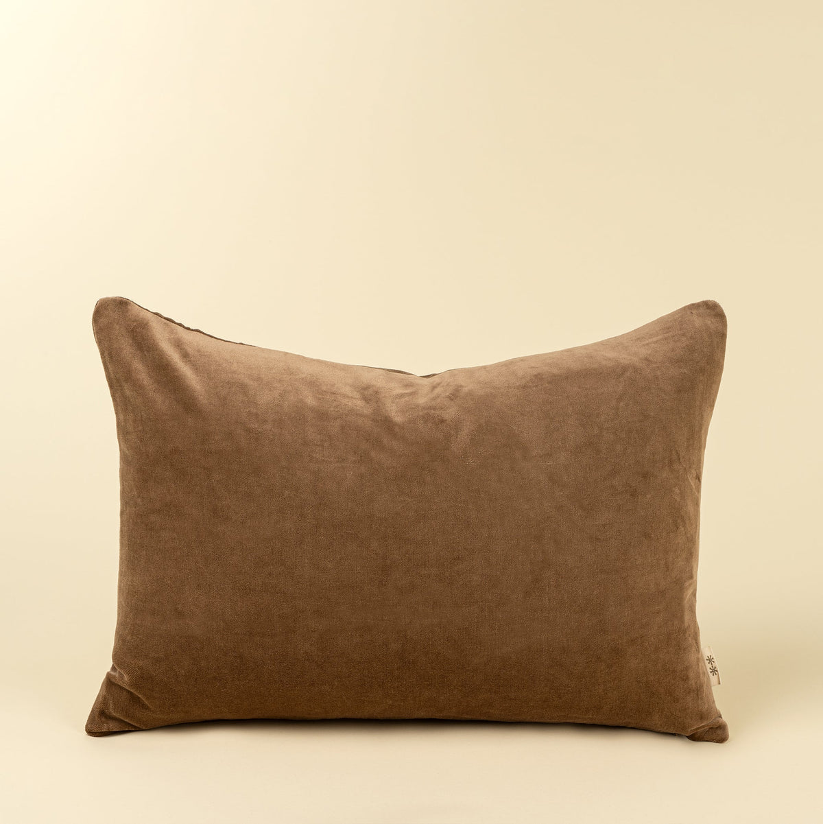 Coussin Vera Luxe en velours caramel 16 x 24 po