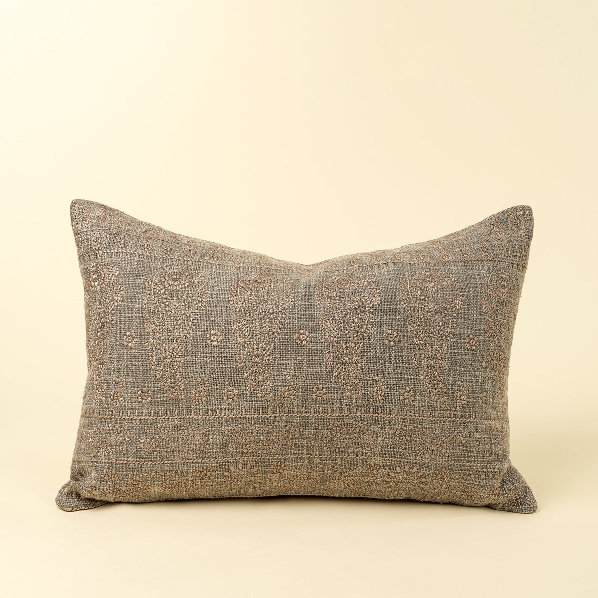 Coussin brodé Nisha gris cendré en coton, format 16 × 24 po