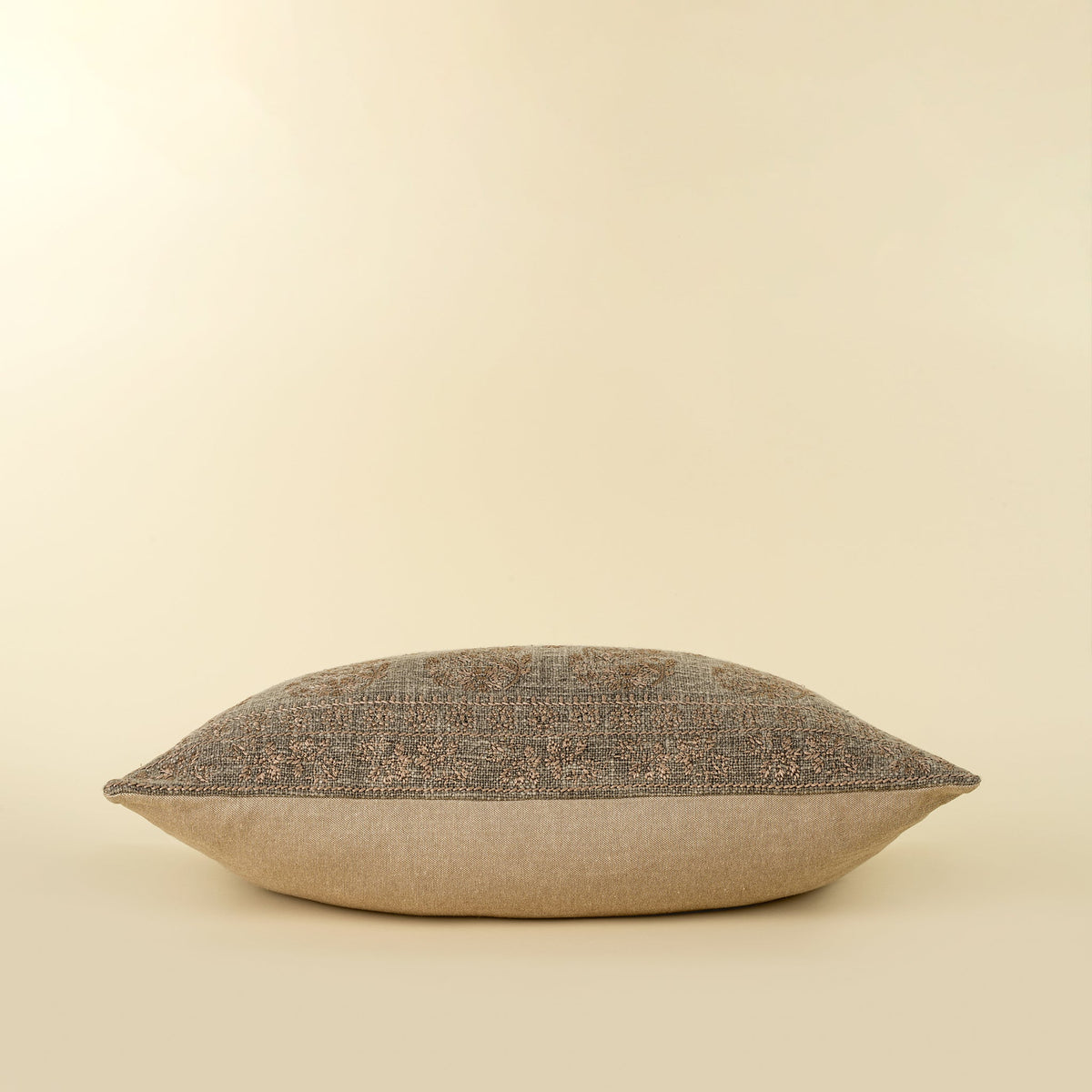 Coussin brodé Nisha | 16 × 24 po | Gris cendré | Coton