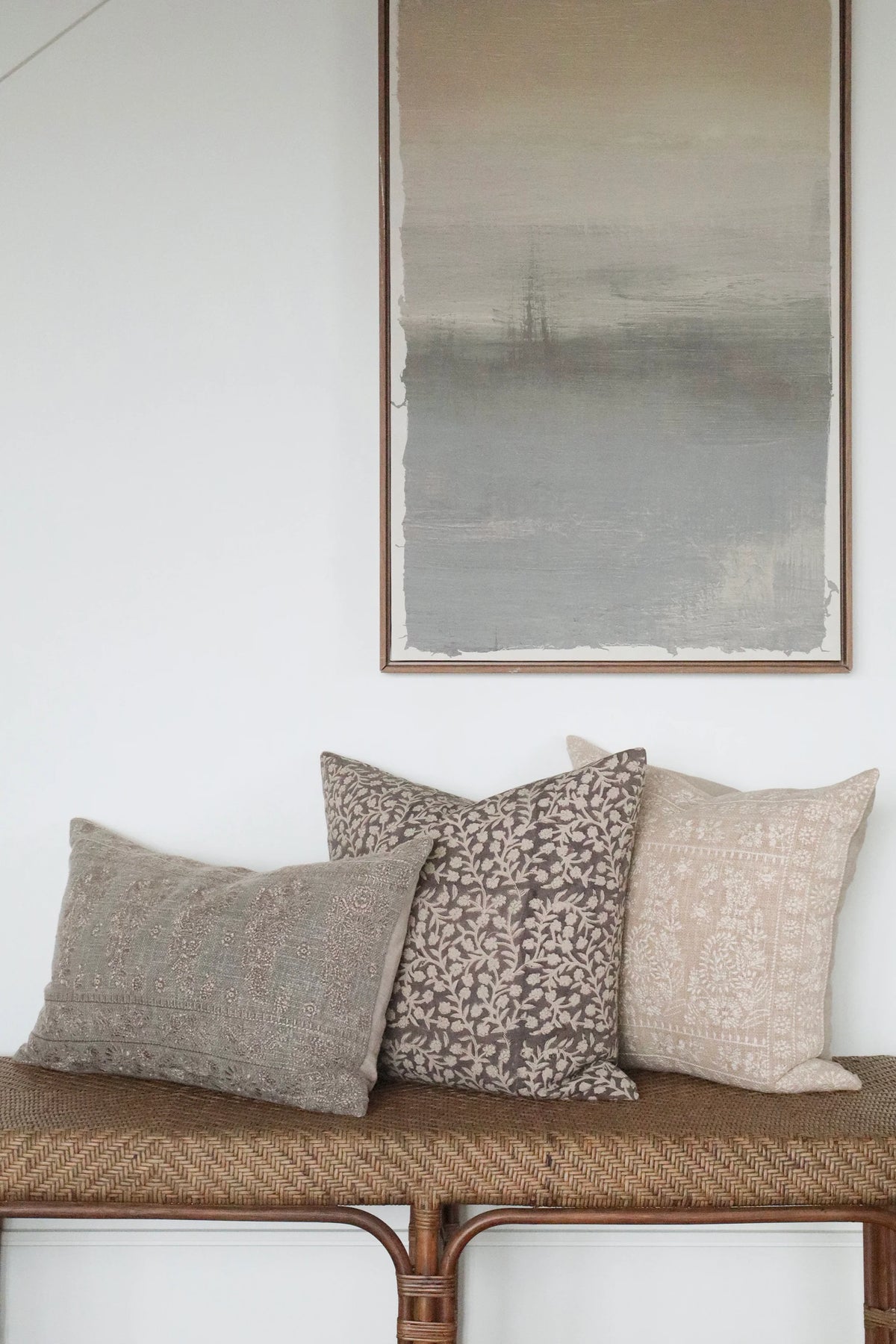 Coussin brodé Nisha | 16 × 24 po | Gris cendré | Coton