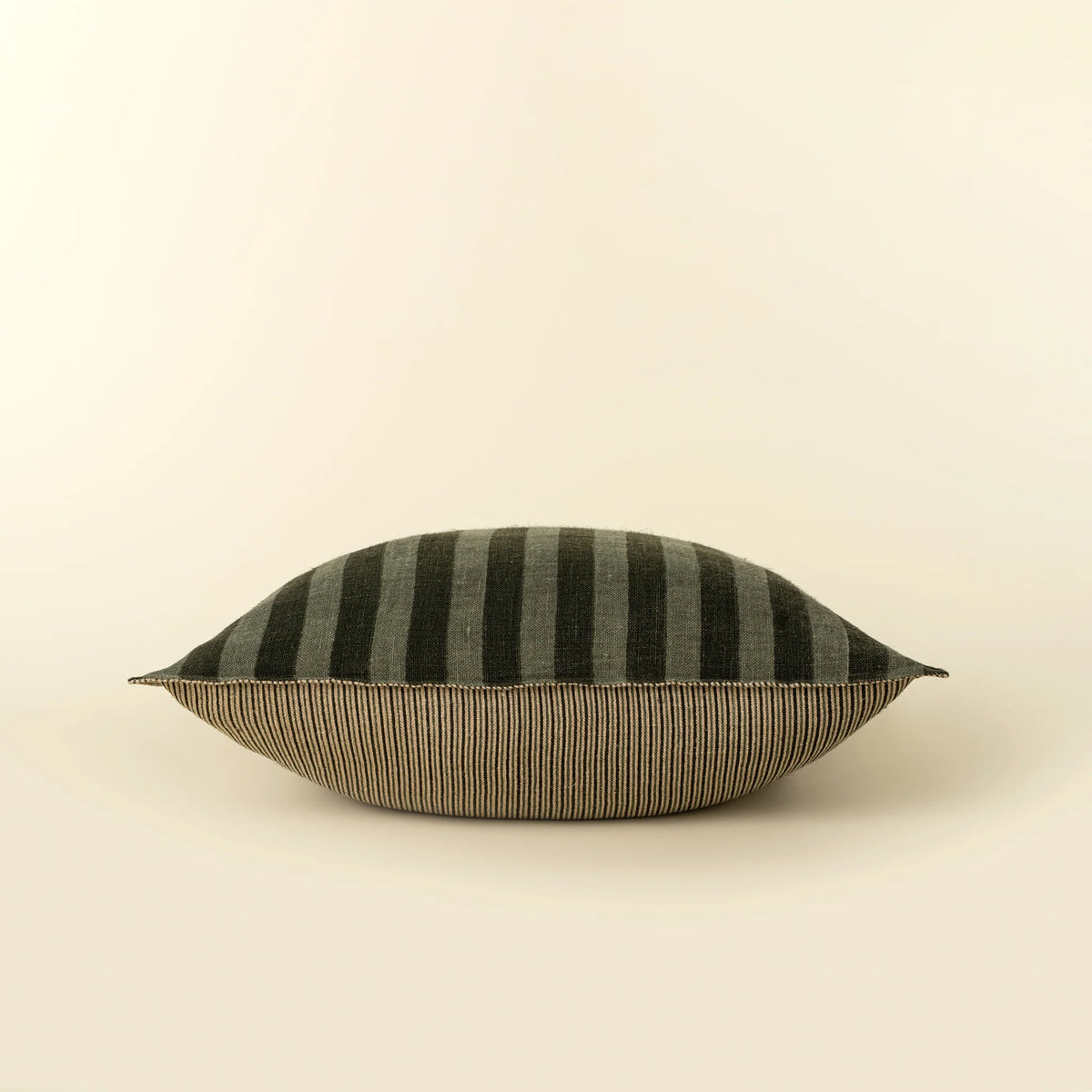 Coussin en lin rayé vert sauge | 20 x 20 po | Réversible