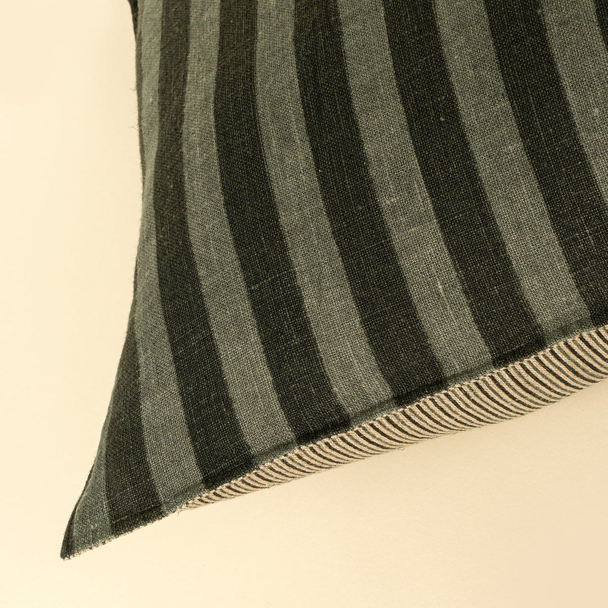 Coussin en lin rayé vert sauge | 20 x 20 po | Réversible