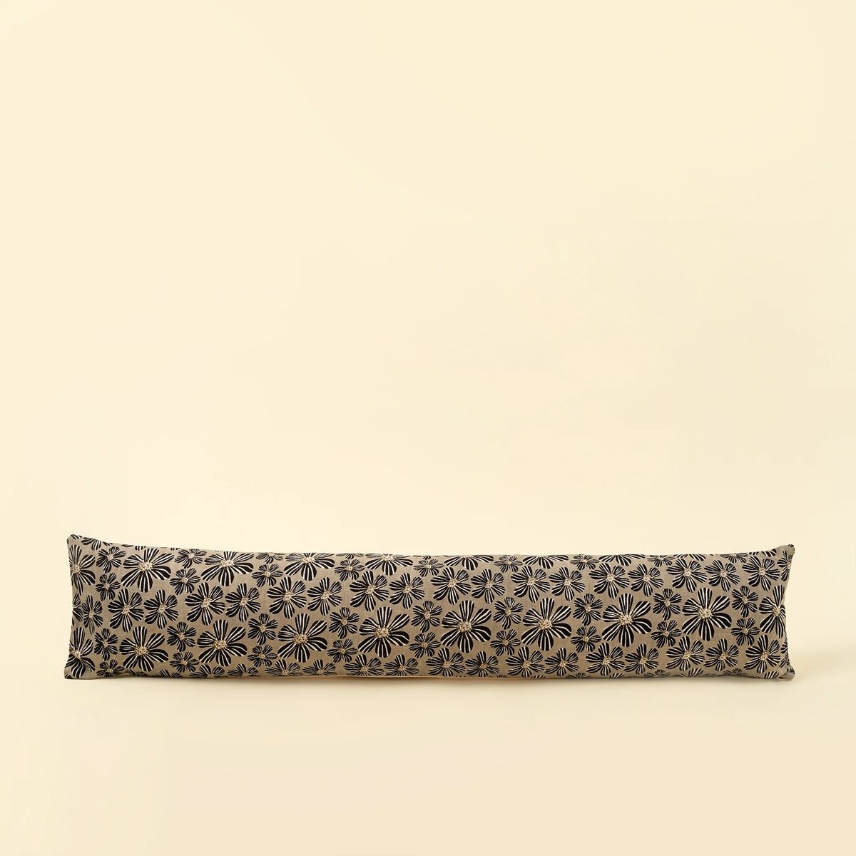 Daisy Play lumbar cushion | Daisy pattern | Black and white | Oblong shape